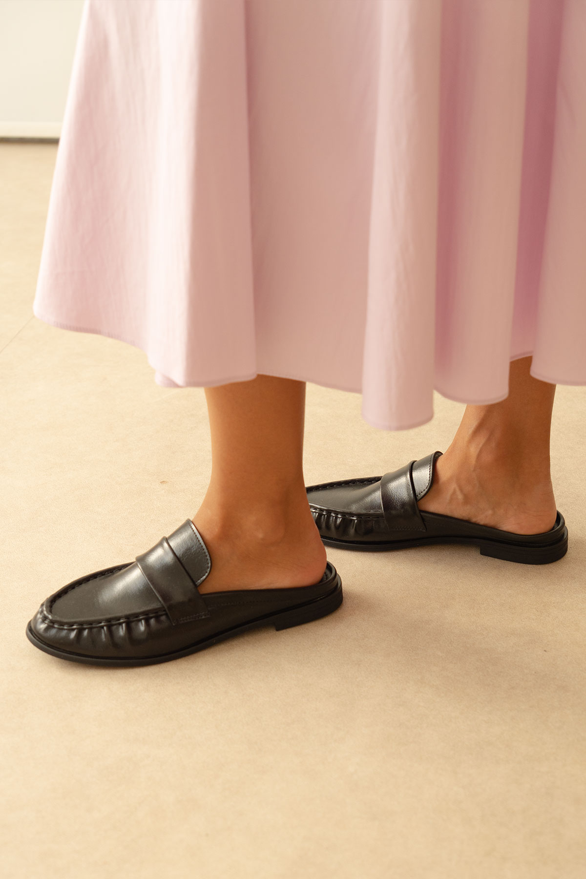Arkası Açık Büzgülü Siyah Kadın Loafer