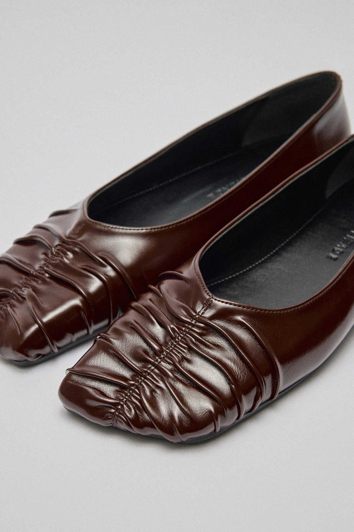 Küt Burun Büzgülü Acı Kahve Kadın Babet