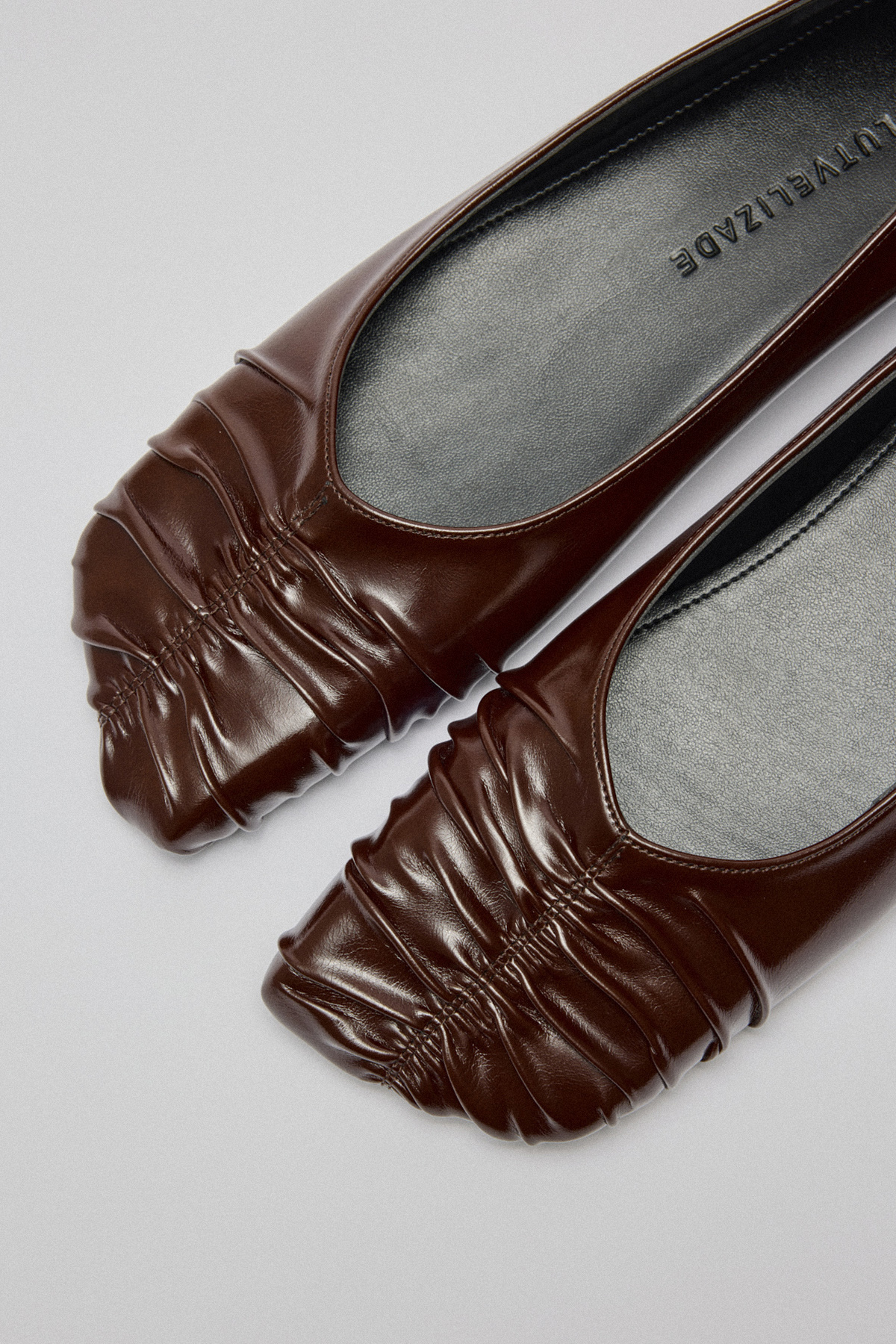 Küt Burun Büzgülü Acı Kahve Kadın Babet