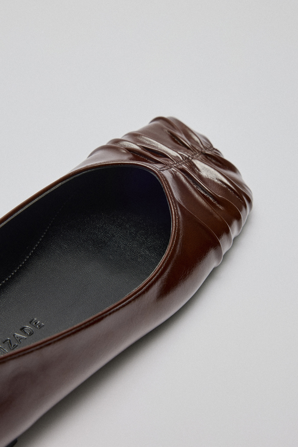 Küt Burun Büzgülü Acı Kahve Kadın Babet