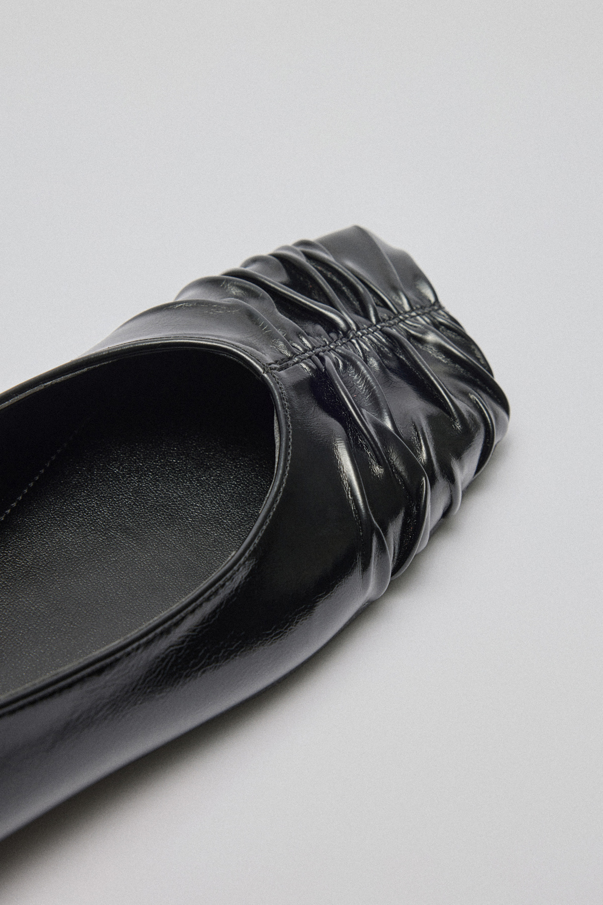 Küt Burun Büzgülü Siyah Kadın Babet