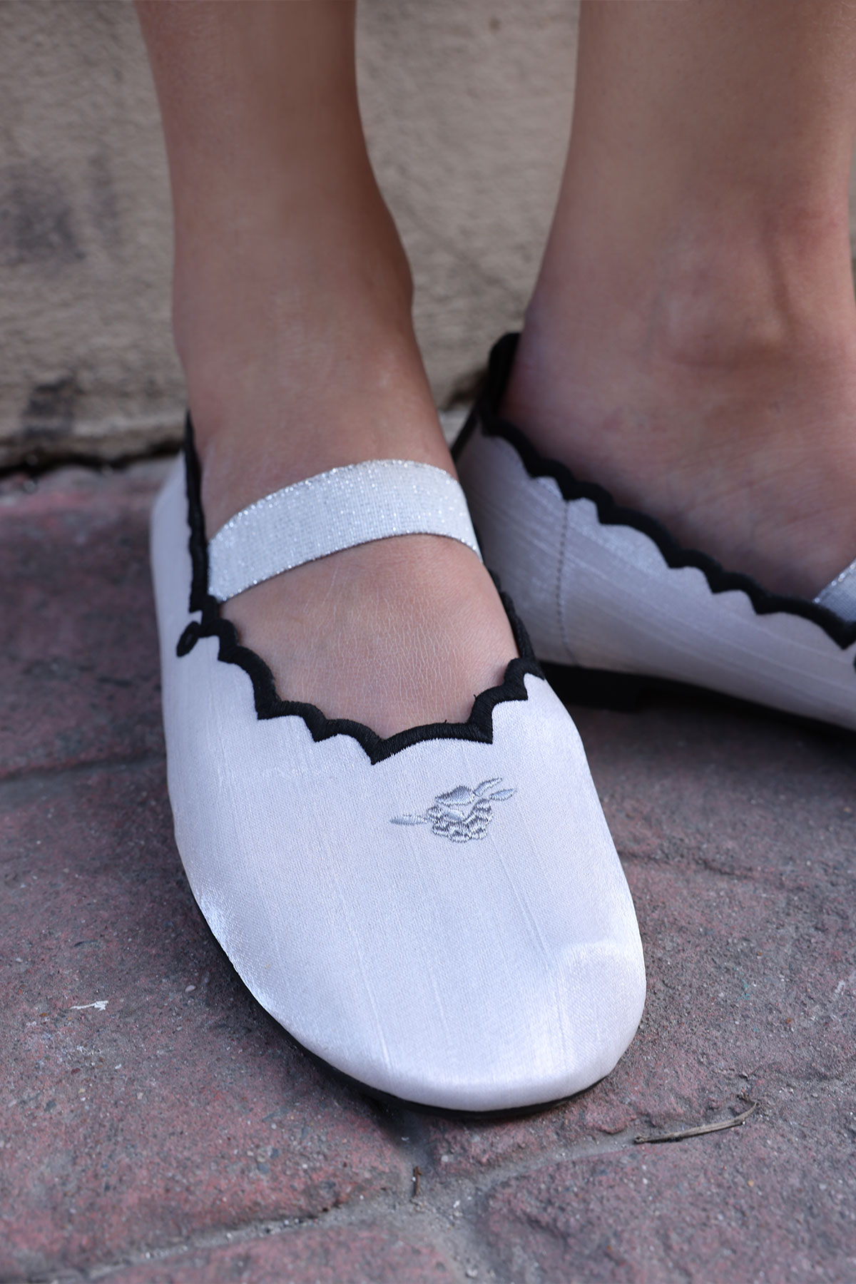 Minimal Nakışlı Bant Detaylı Gümüş Kadın Babet