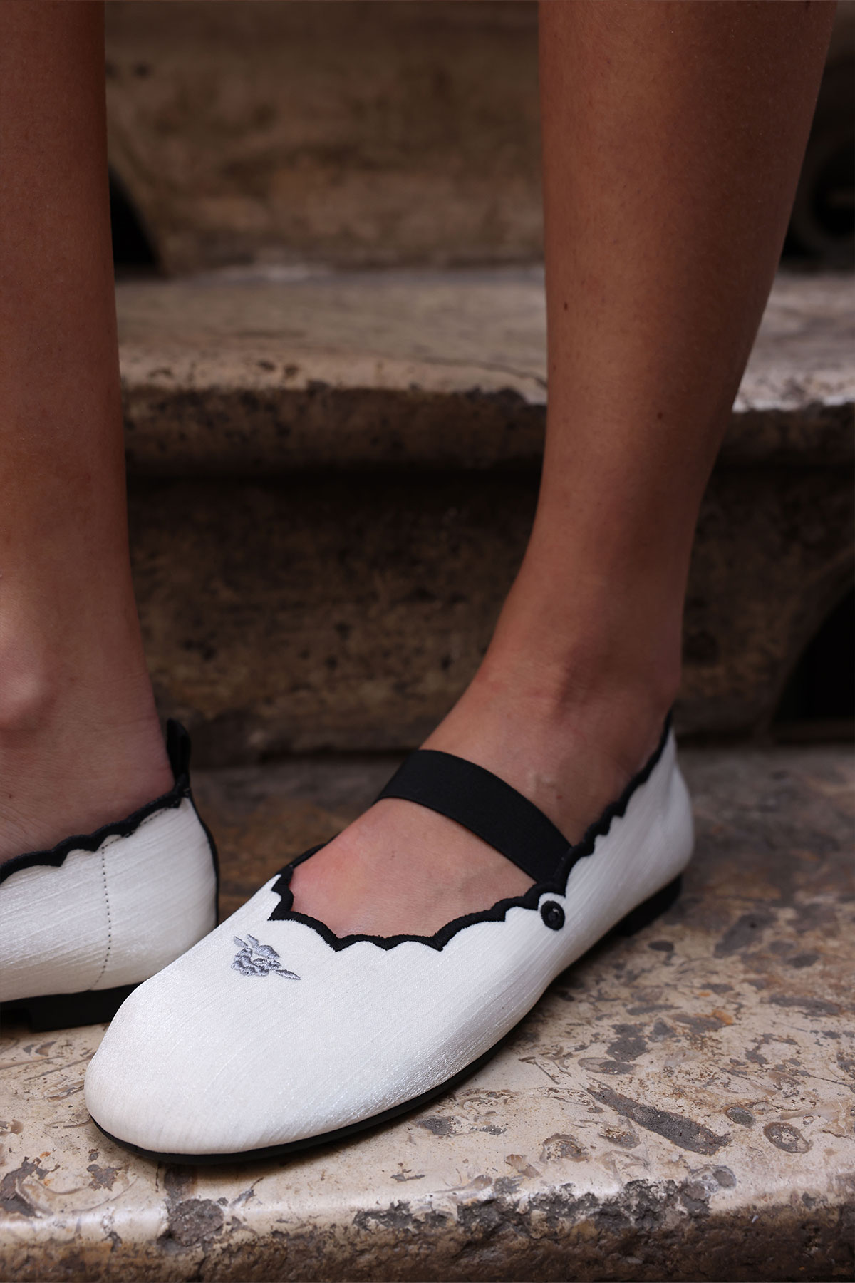 Minimal Nakışlı Bant Detaylı Kemik Kadın Babet