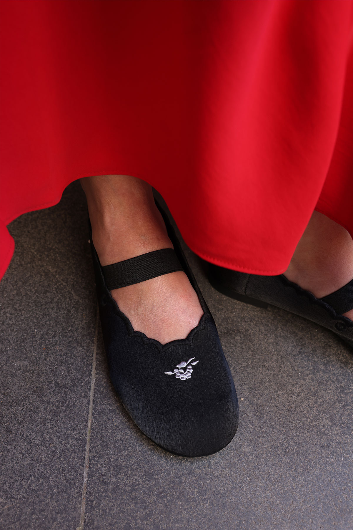 Minimal Nakışlı Bant Detaylı Siyah Kadın Babet