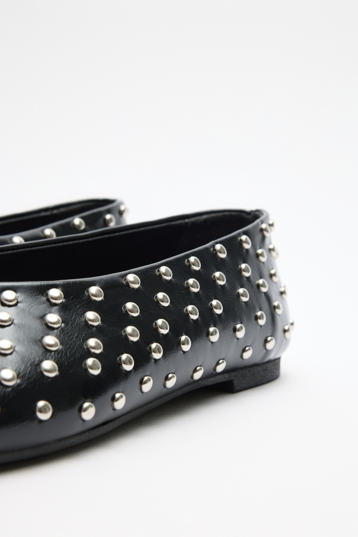 Oval Burun Zımba Detaylı Siyah Kadın Babet