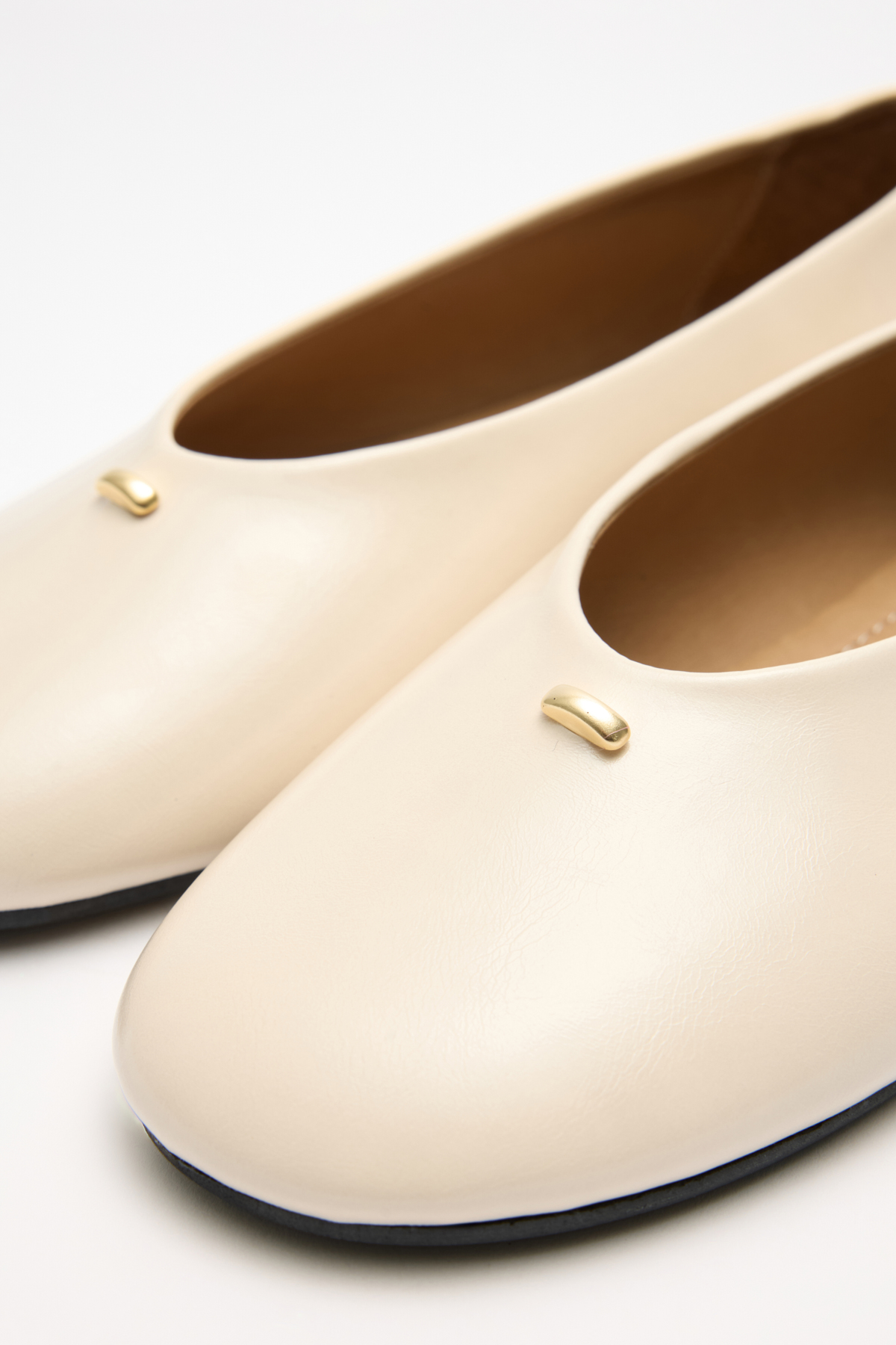 Oval Burun Minimal Toka Detaylı Kemik Kadın Babet