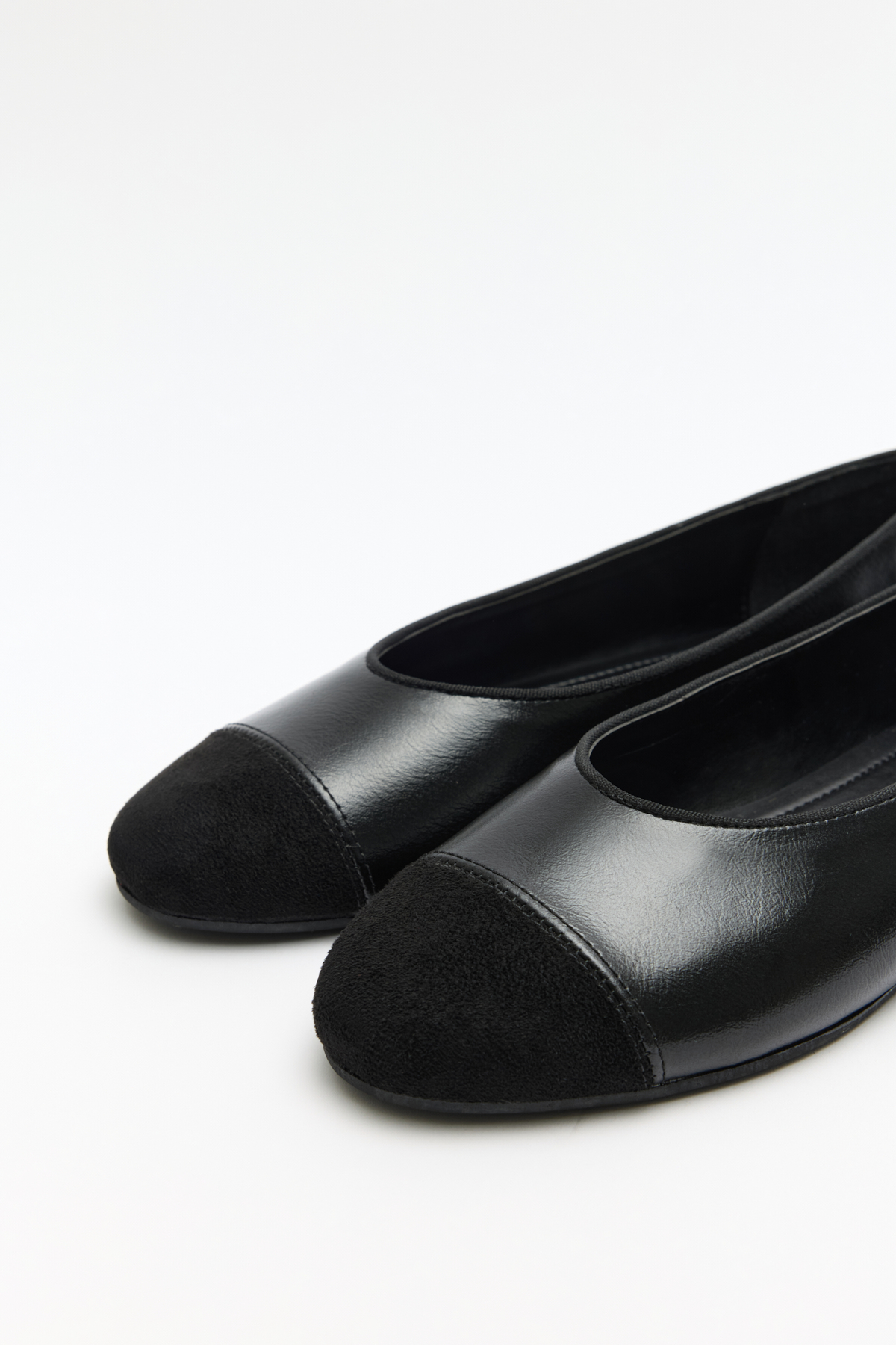 Oval Burun Süet Detaylı Siyah Kadın Babet