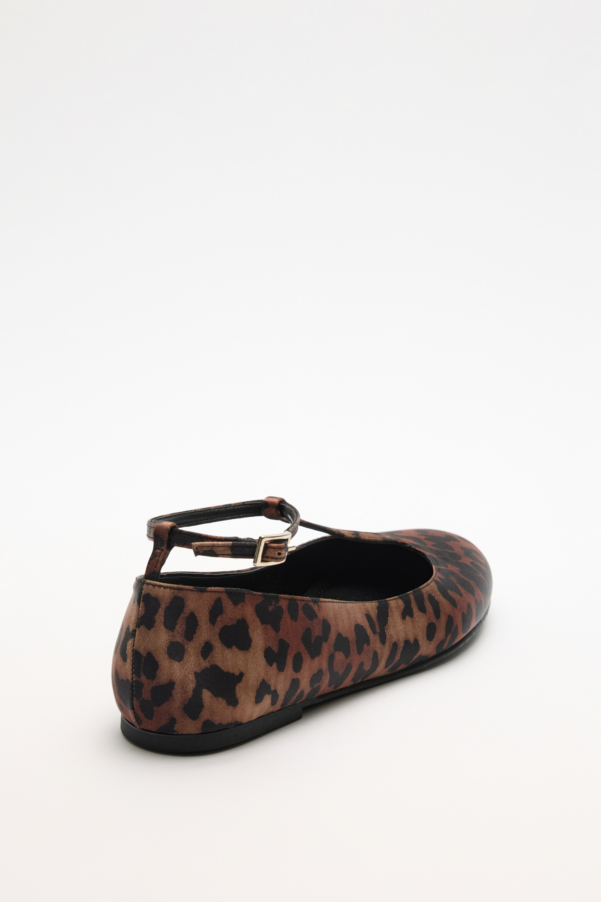 Oval Burun Pencere Detaylı Leopar Kadın Babet