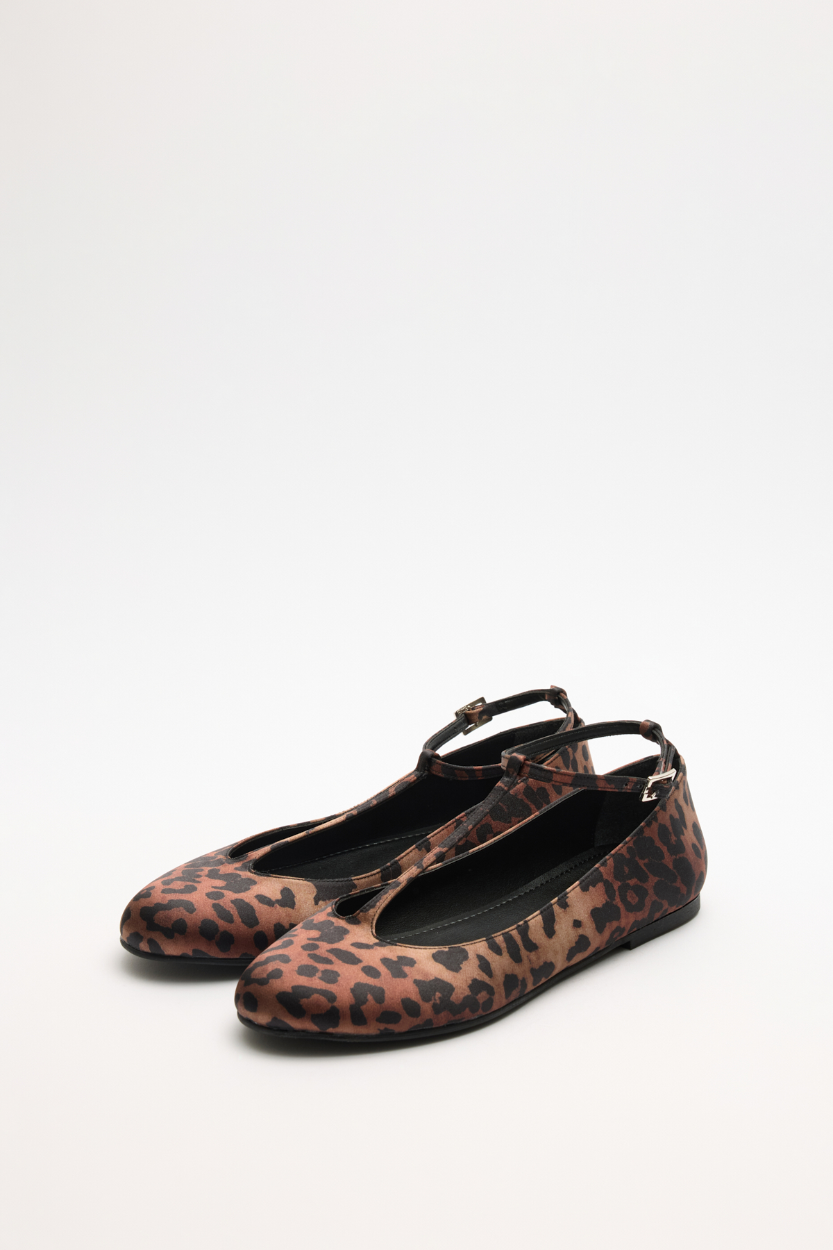 Oval Burun Pencere Detaylı Leopar Kadın Babet