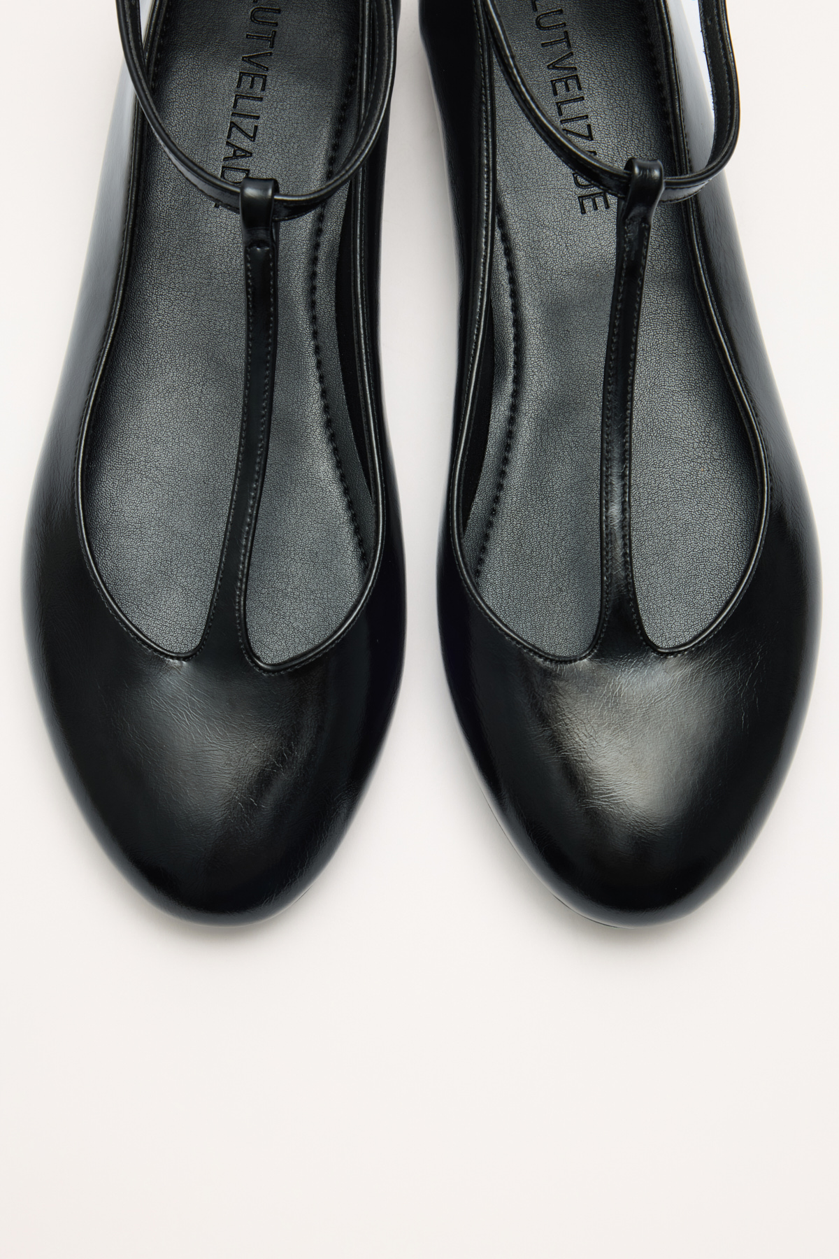 Oval Burun Pencere Detaylı Siyah Kadın Babet