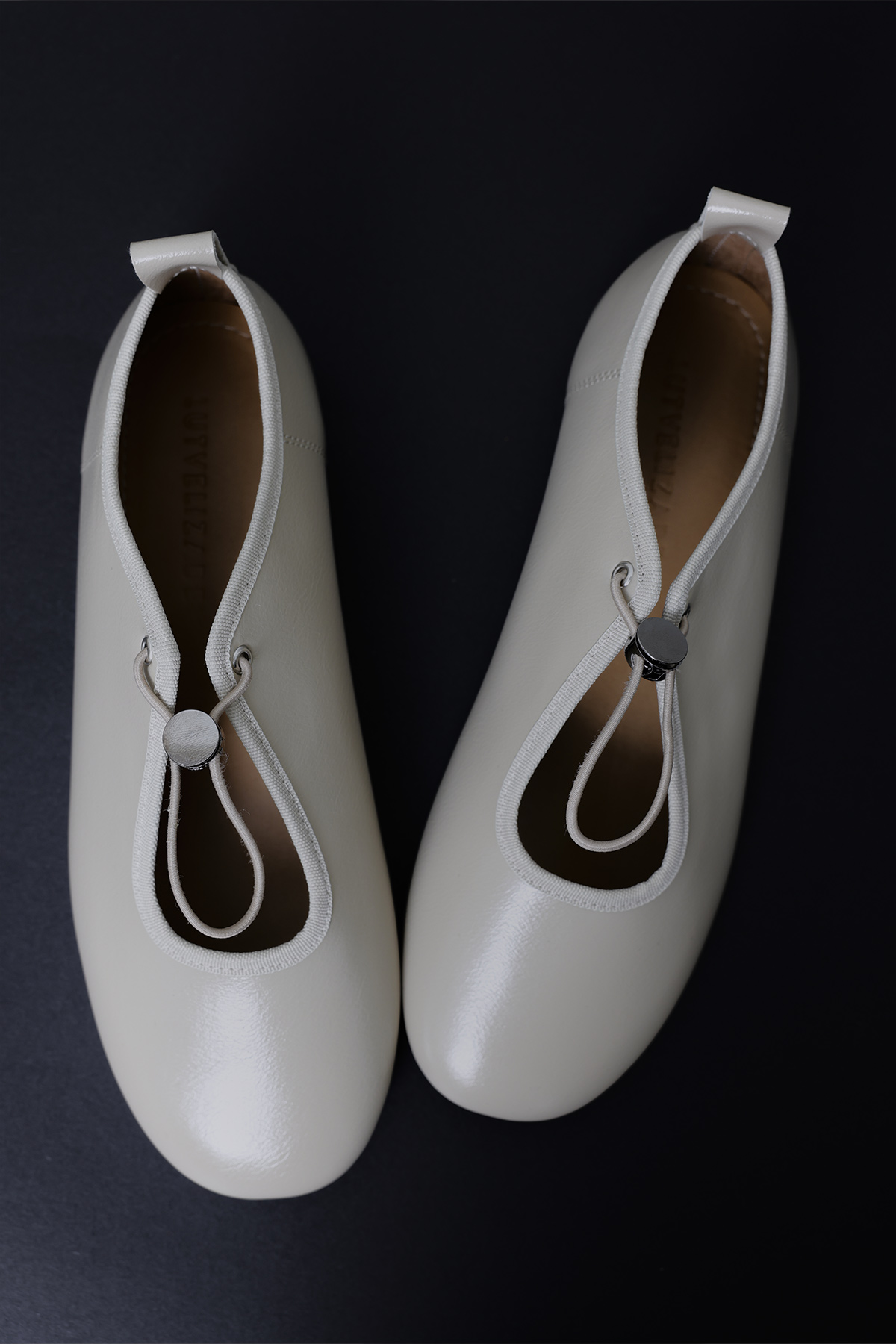 Lastik Bağcık Detaylı Bej Kadın Babet