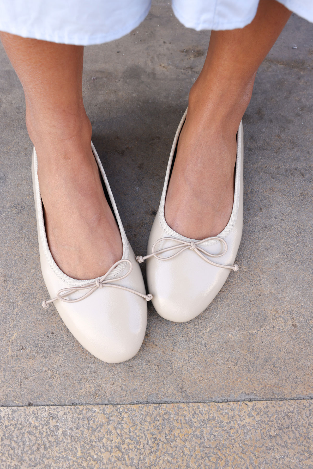 Minimal Kurdele Detaylı Bej Kadın Babet