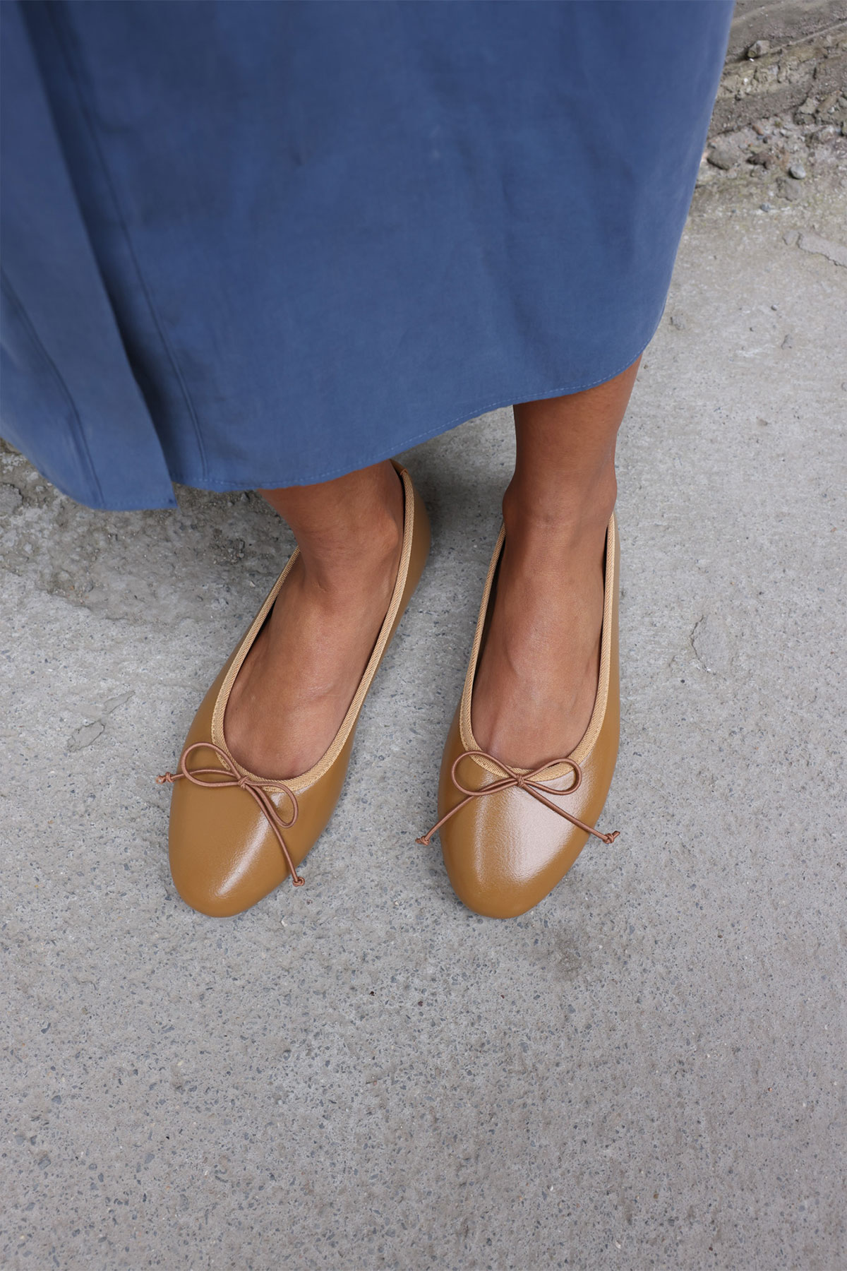 Minimal Kurdele Detaylı Karamel Kadın Babet