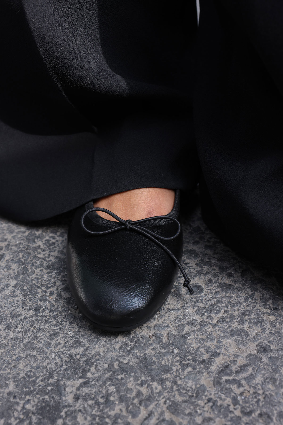 Minimal Kurdele Detaylı Siyah Kadın Babet