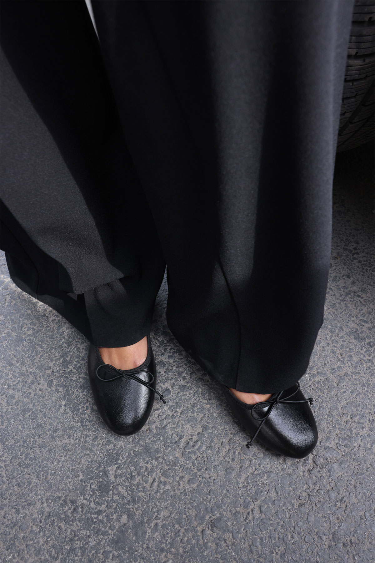 Minimal Kurdele Detaylı Siyah Kadın Babet