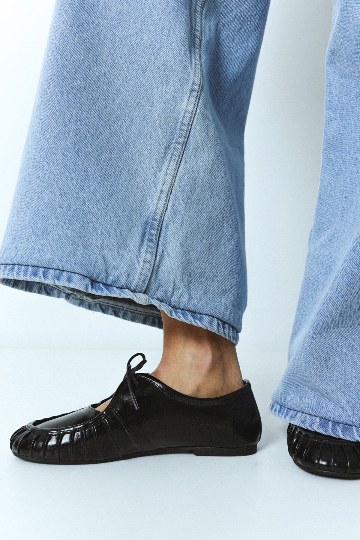 Bağcıklı Büzgü Detaylı Siyah Kadın Babet