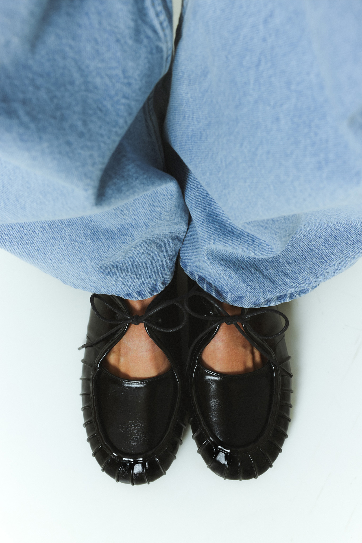 Bağcıklı Büzgü Detaylı Siyah Kadın Babet