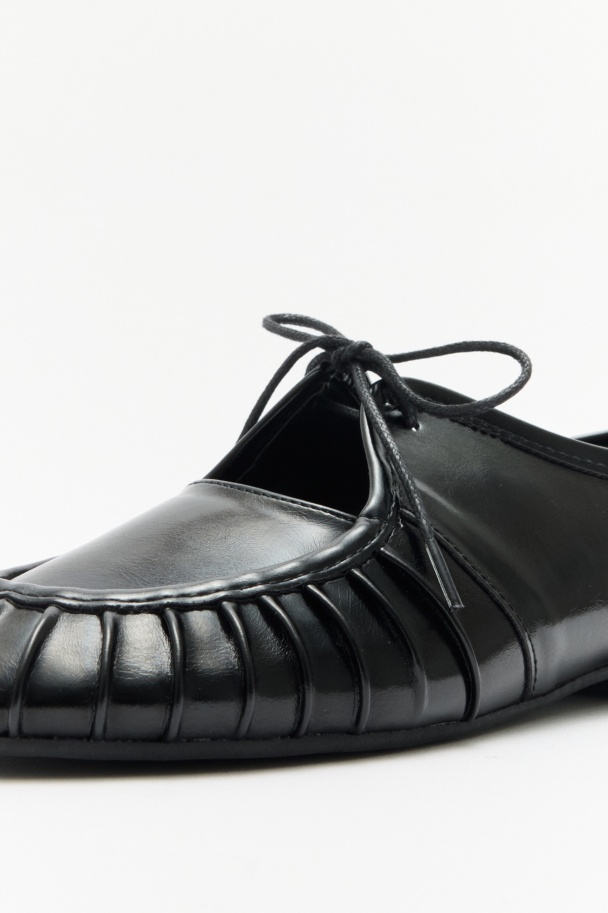 Bağcıklı Büzgü Detaylı Siyah Kadın Babet