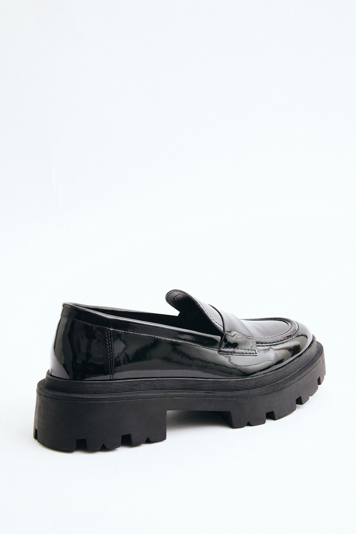 Bant Detaylı Kalın Tırtıklı Tabanlı Siyah Rugan Kadın Babet