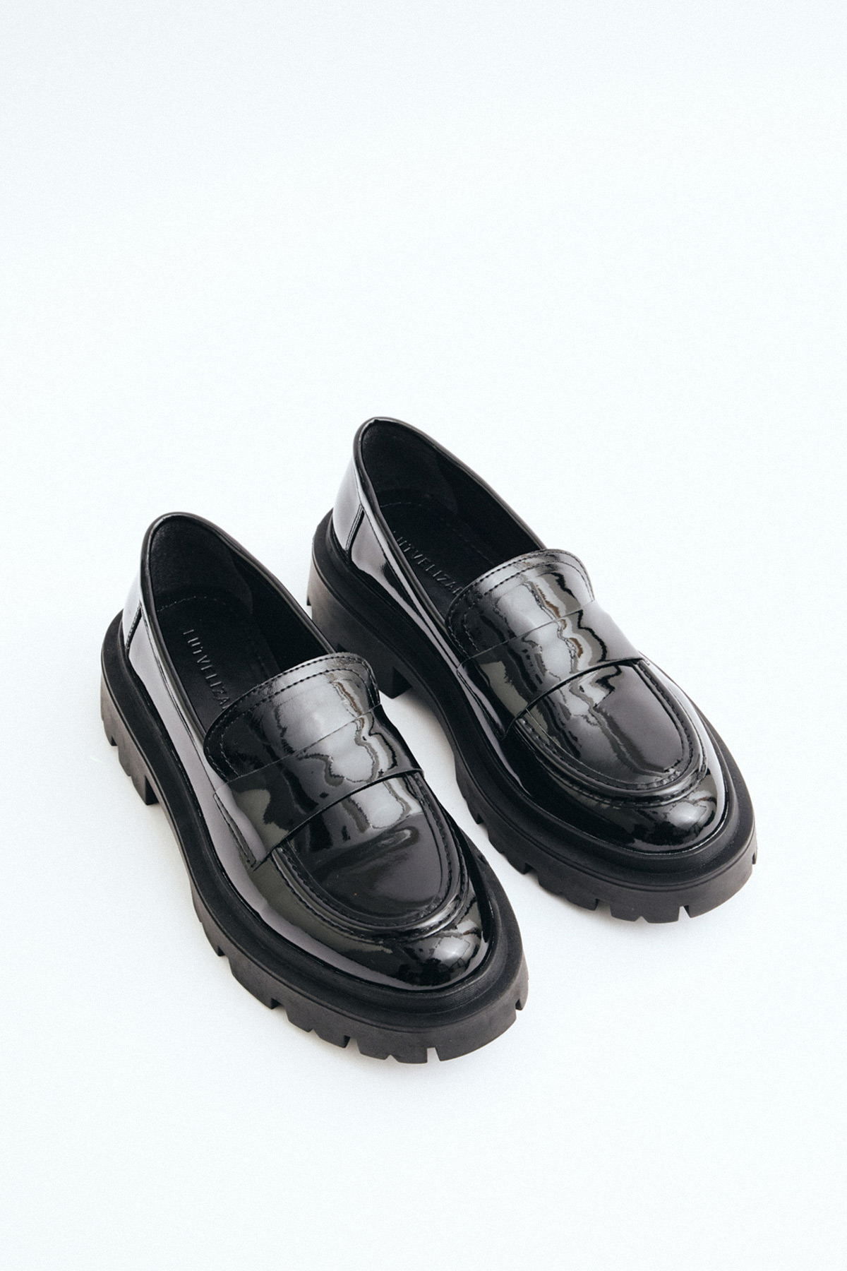 Bant Detaylı Kalın Tırtıklı Tabanlı Siyah Rugan Kadın Babet