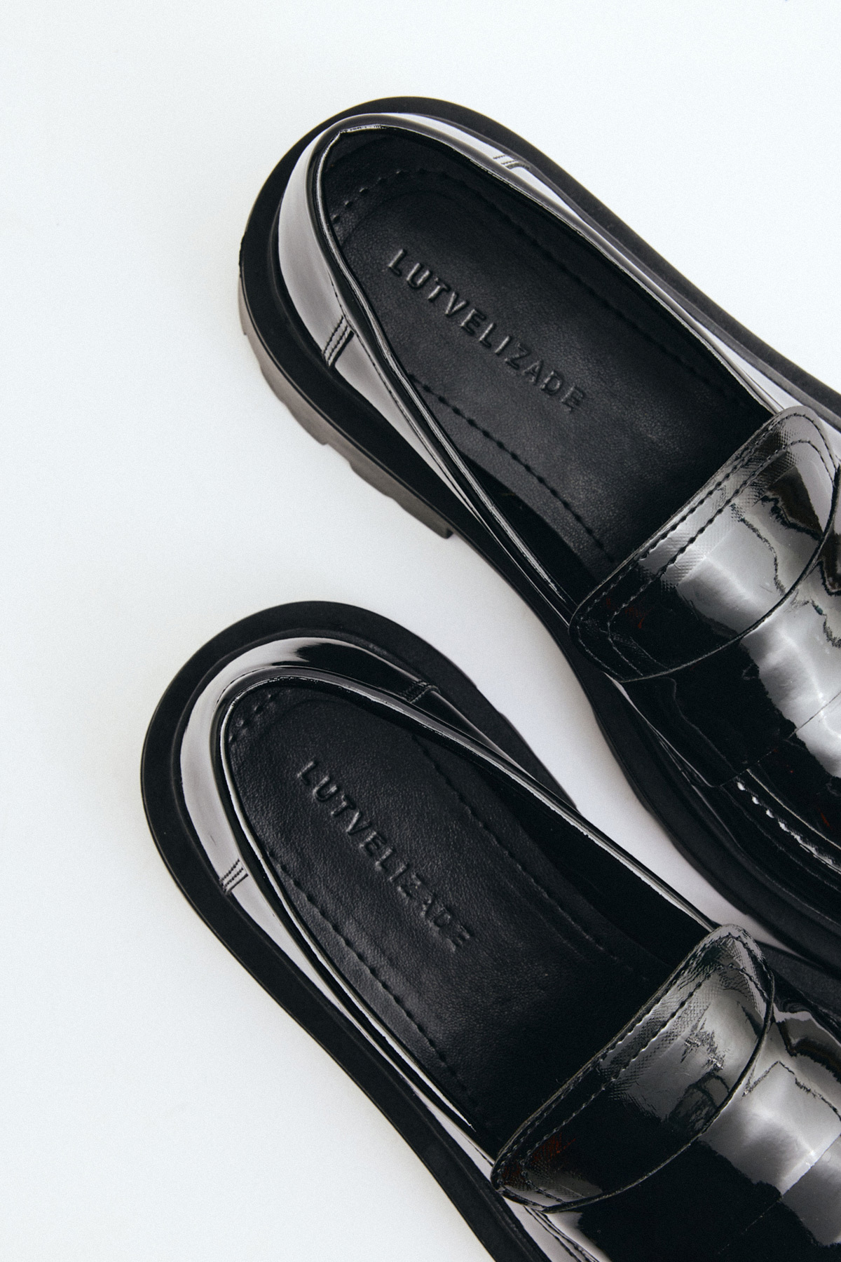 Bant Detaylı Kalın Tırtıklı Tabanlı Siyah Rugan Kadın Babet