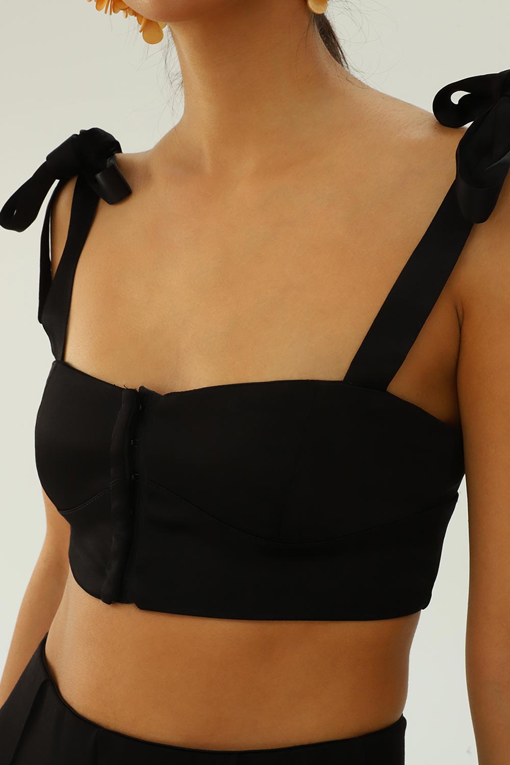 Kopça Detaylı Croptop Siyah Kadın Bluz
