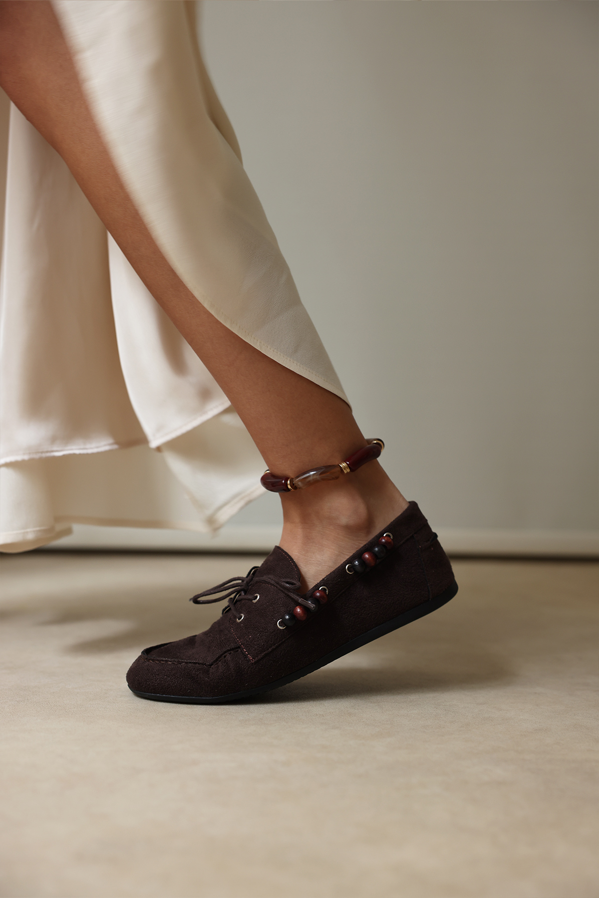 Boncuk Aksesuarlı Bağcıklı Acı Kahve Süet Kadın Loafer