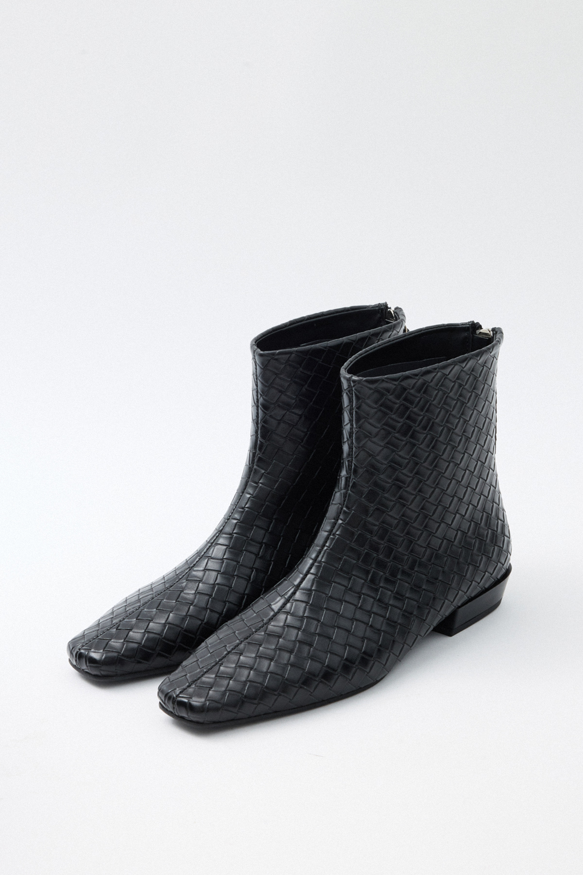 Küt Burun Arka Fermuarlı Siyah Örgü Kadın Bot