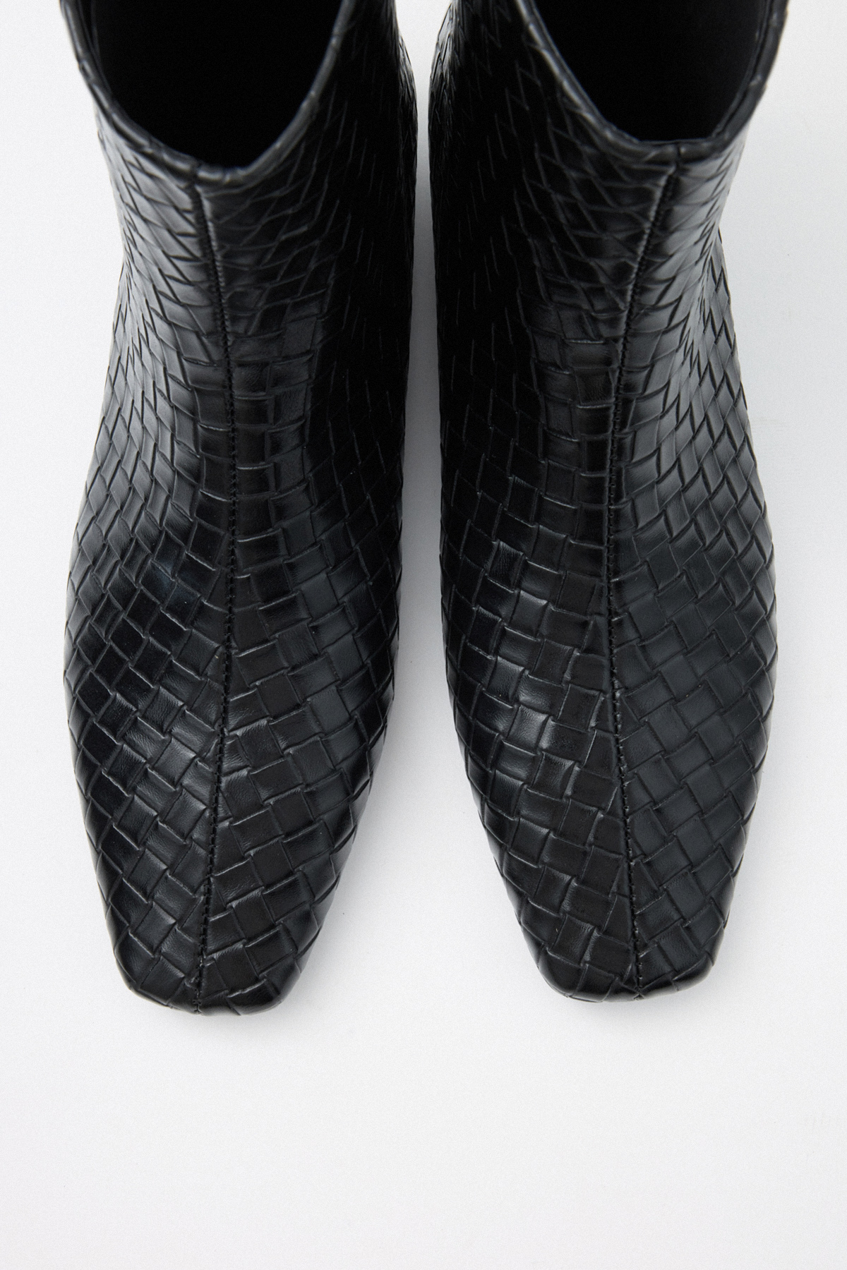 Küt Burun Arka Fermuarlı Siyah Örgü Kadın Bot
