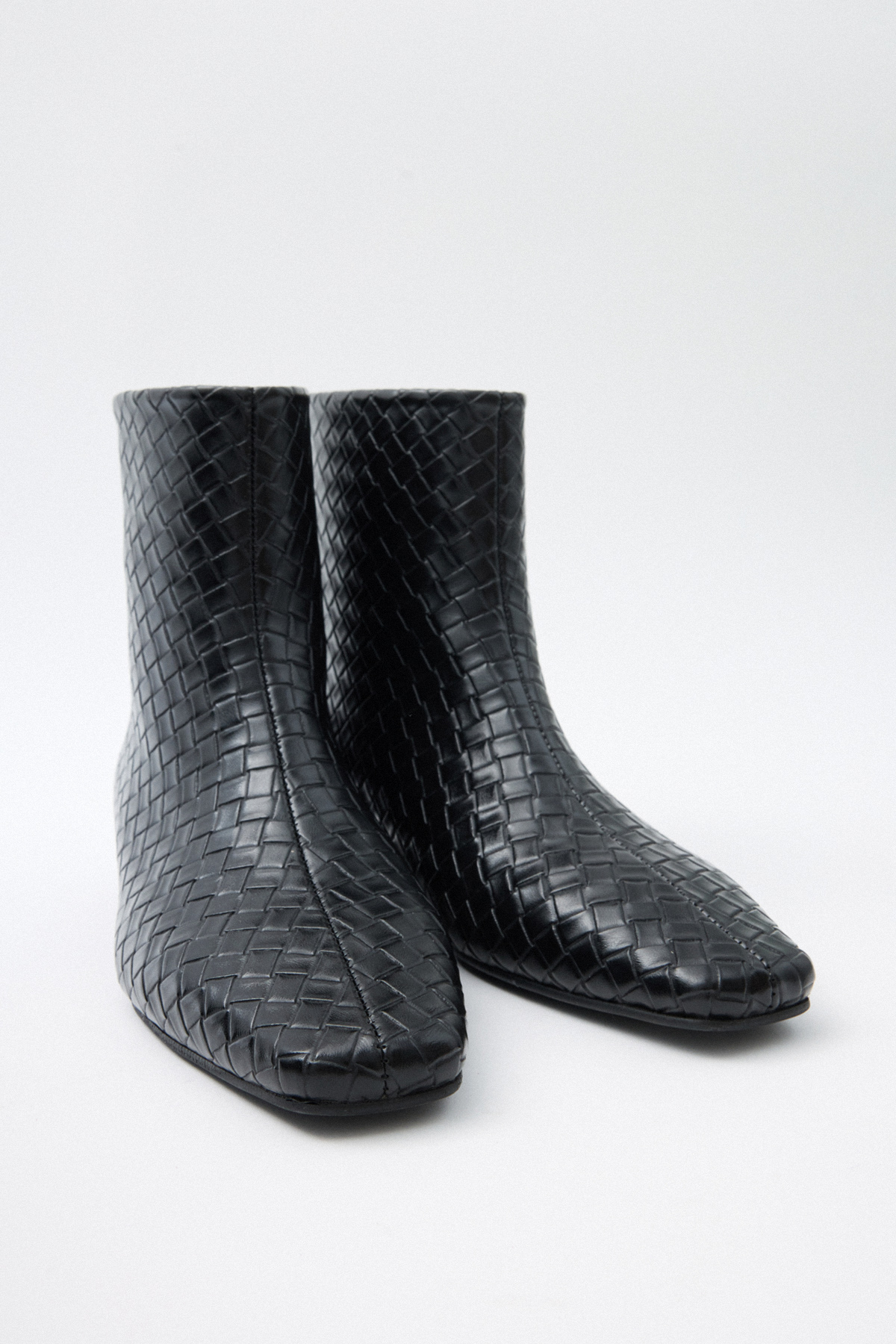 Küt Burun Arka Fermuarlı Siyah Örgü Kadın Bot
