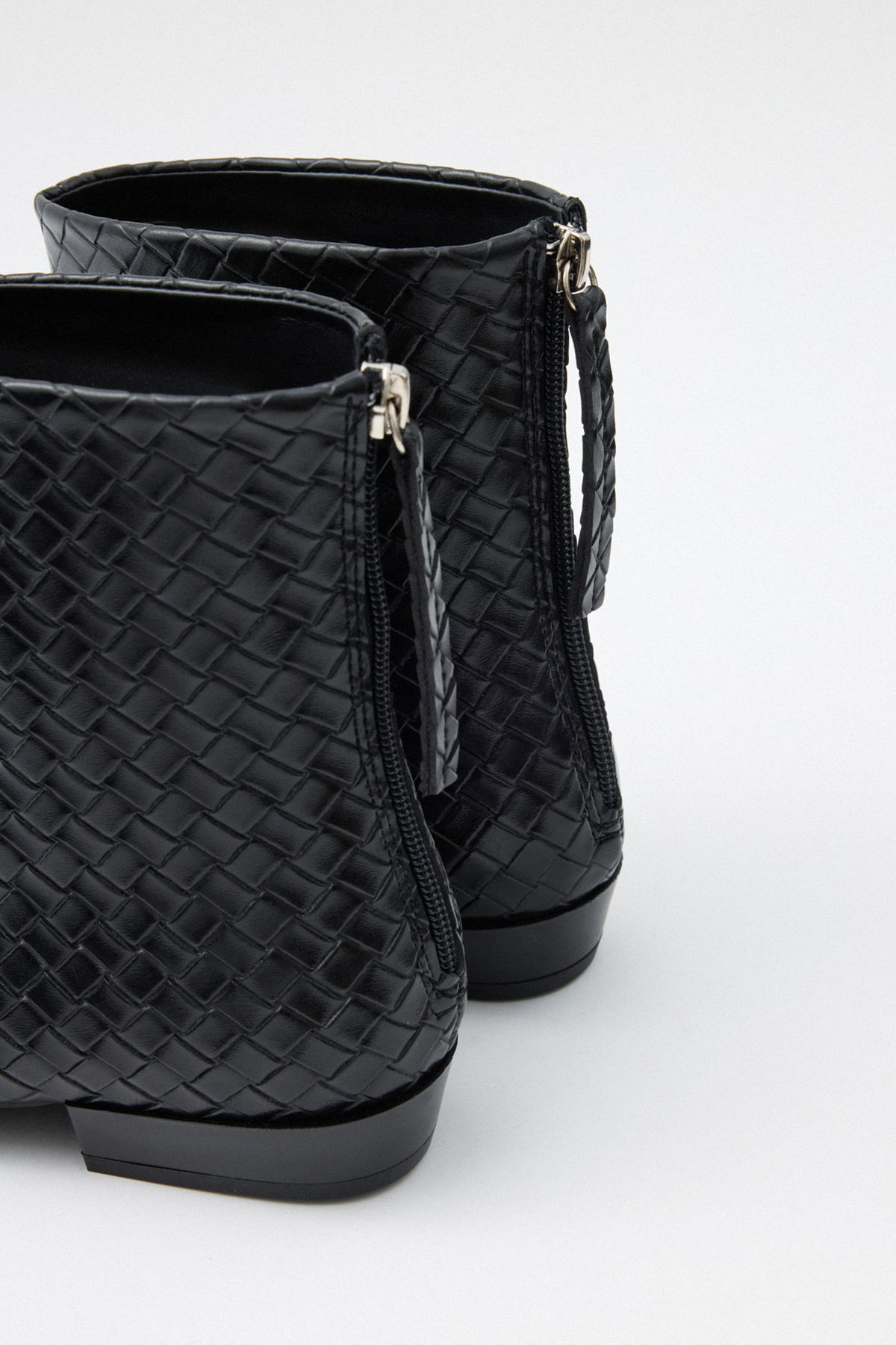 Küt Burun Arka Fermuarlı Siyah Örgü Kadın Bot