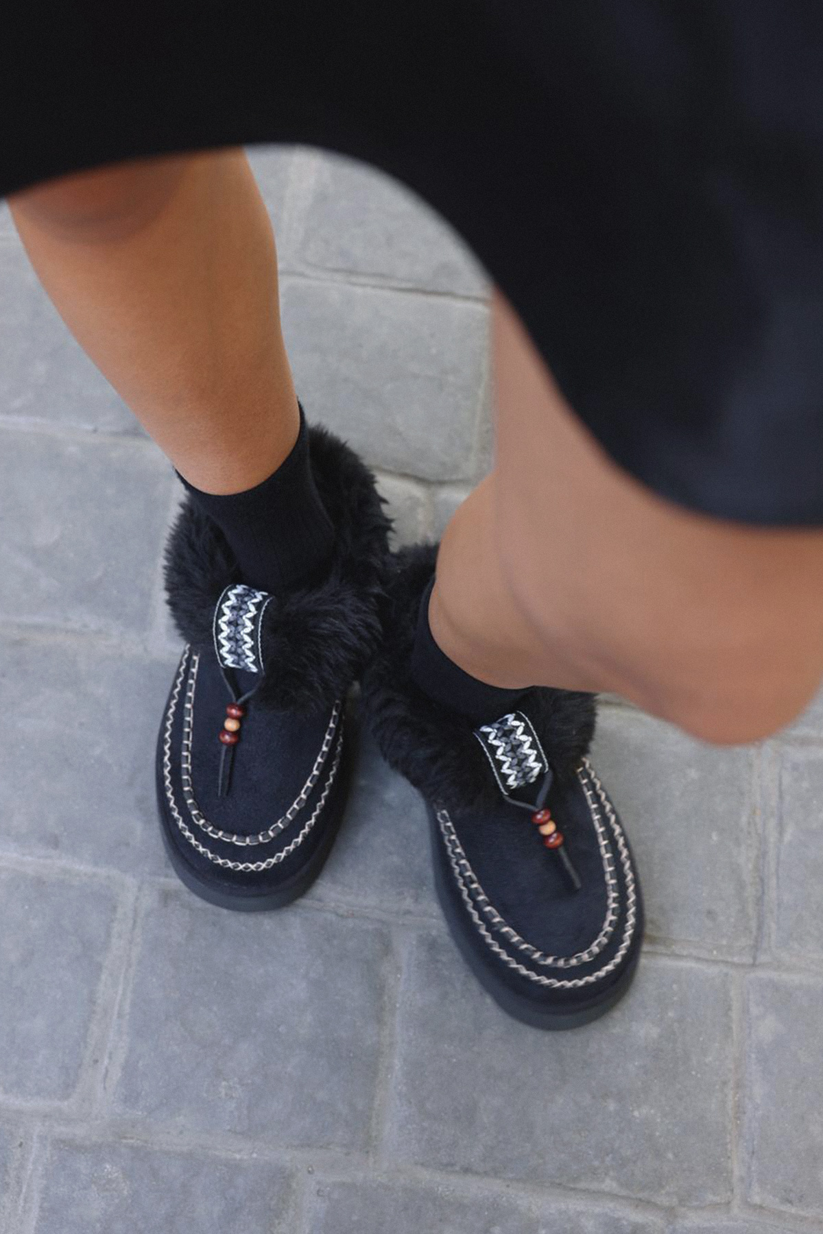 İçi Kürklü Boncuk İşlemeli Siyah Süet Kadın Bot