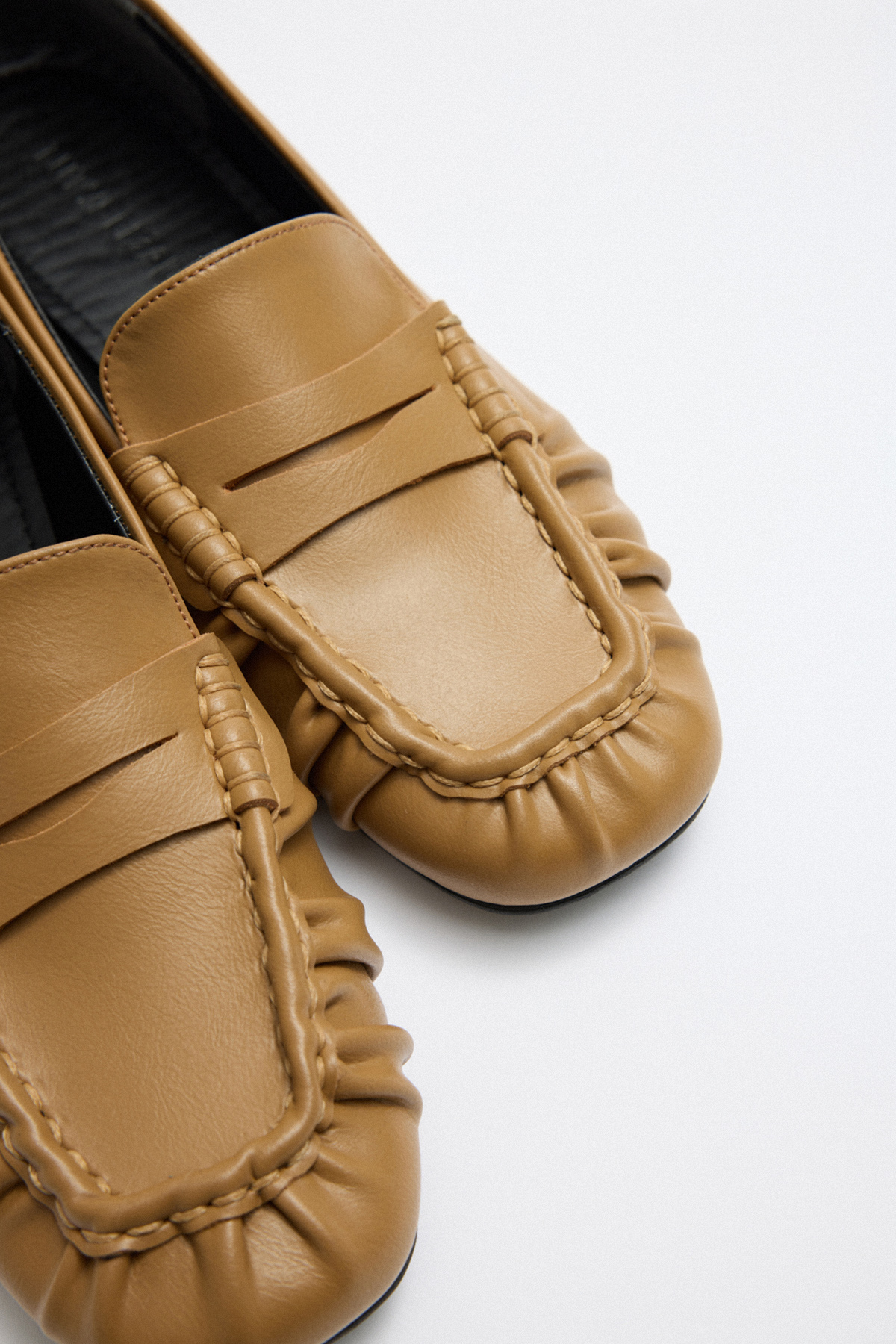 Büzgülü Detaylı Karamel Kadın Loafer