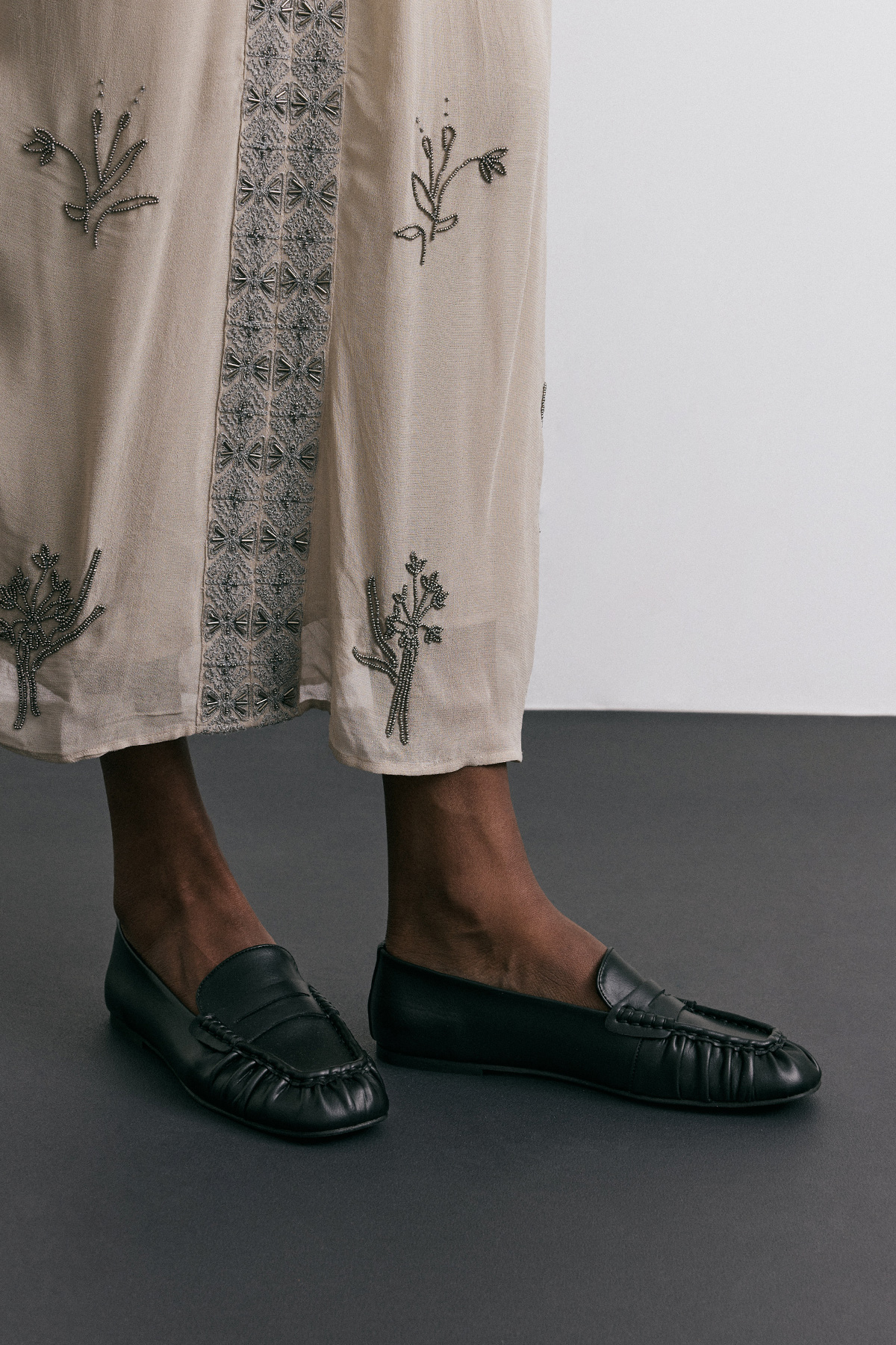 Büzgülü Detaylı Siyah Kadın Loafer
