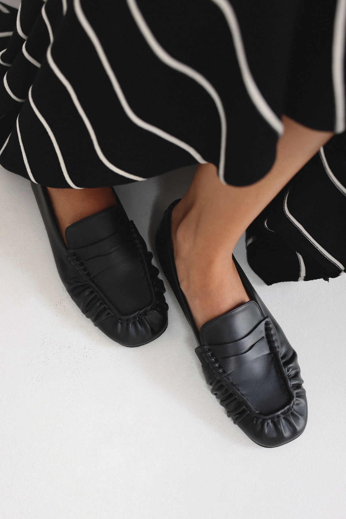 Büzgülü Detaylı Siyah Kadın Loafer