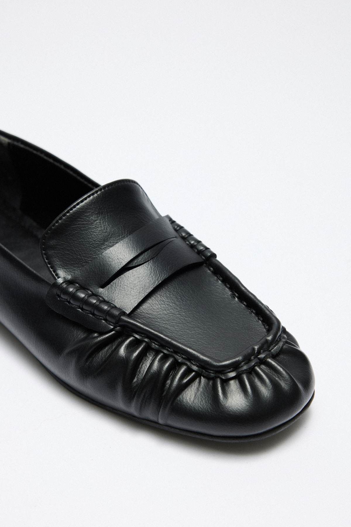 Büzgülü Detaylı Siyah Kadın Loafer