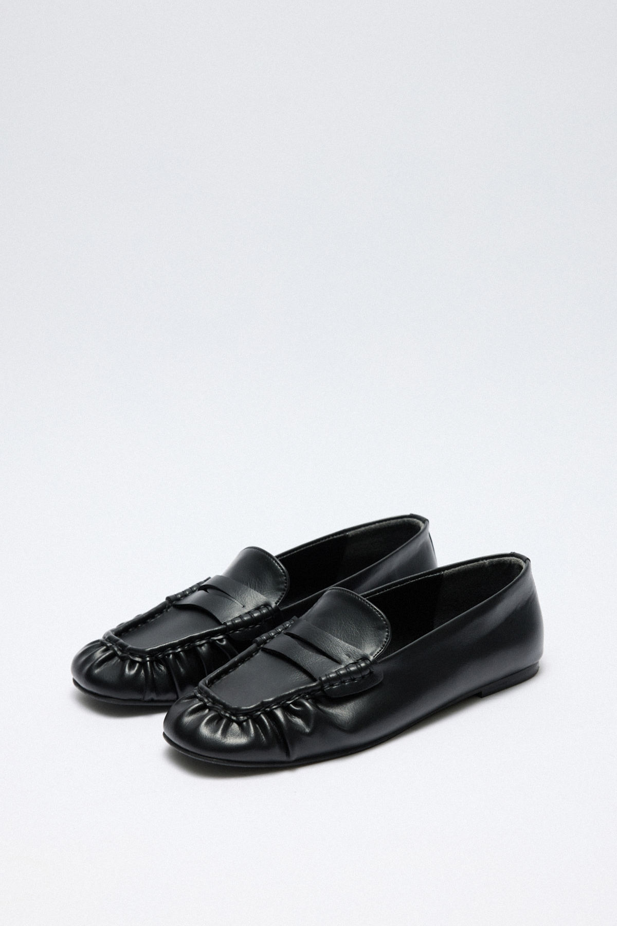 Büzgülü Detaylı Siyah Kadın Loafer