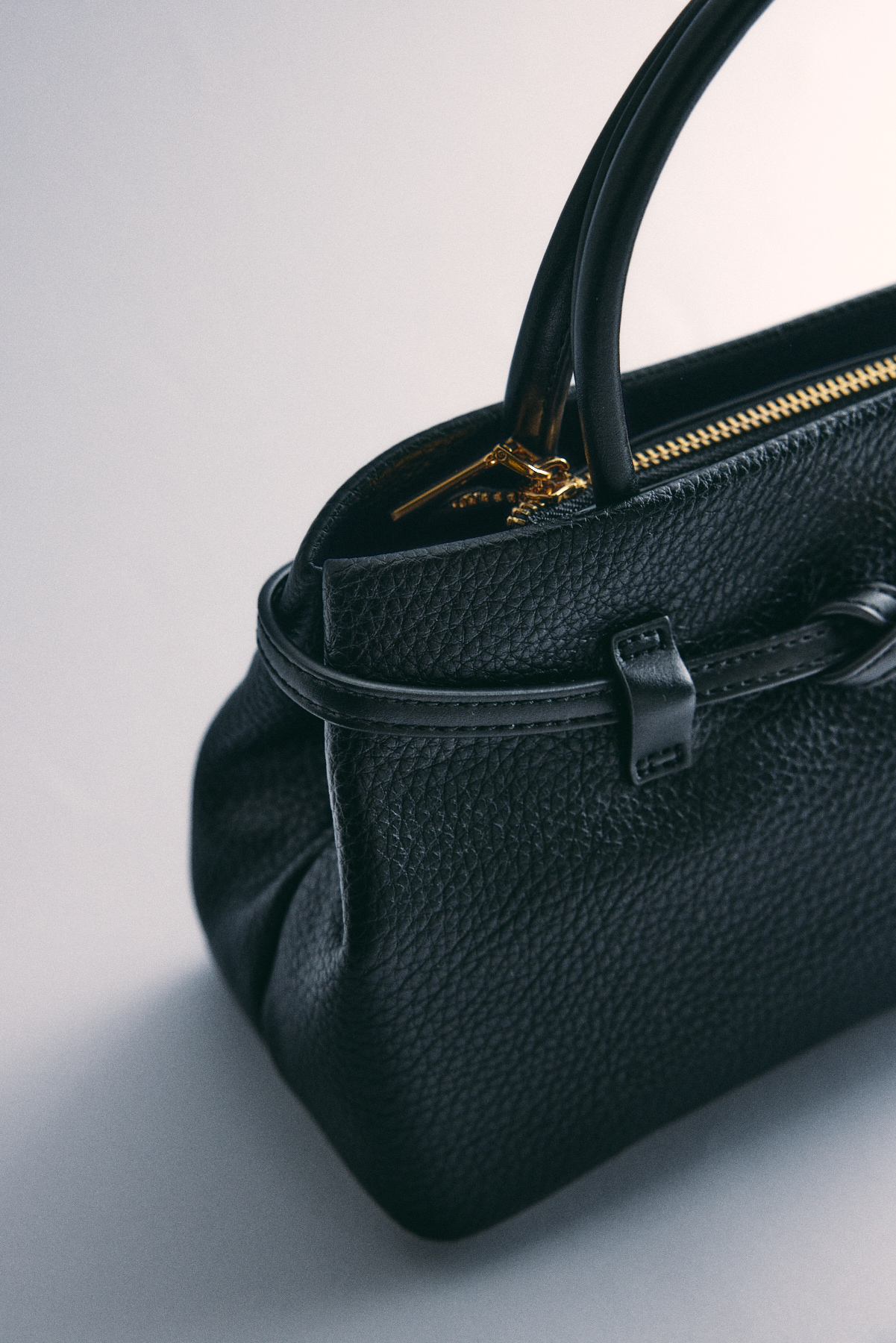 Deri Görünümlü Kemer Detaylı Siyah Kadın Çanta