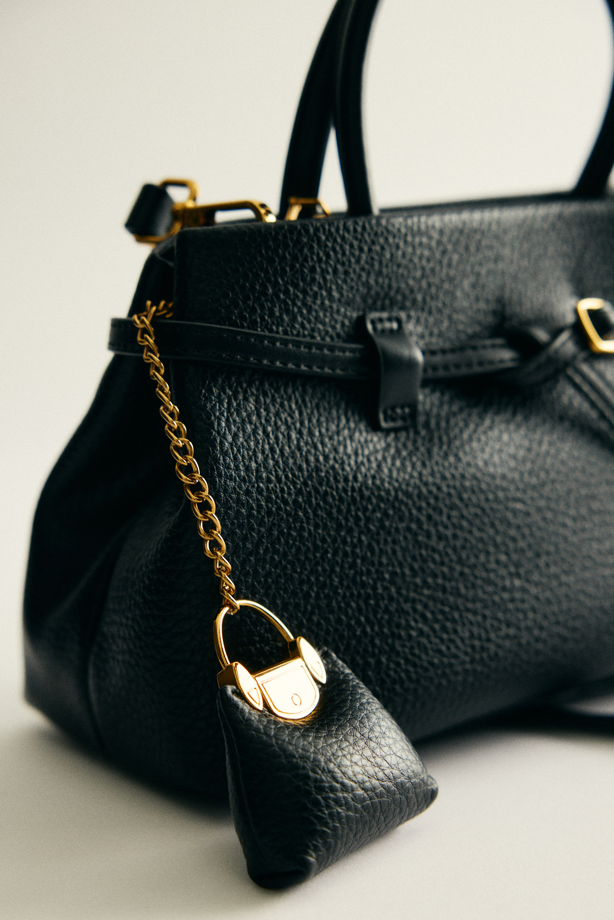 Deri Görünümlü Kemer Detaylı Siyah Kadın Çanta