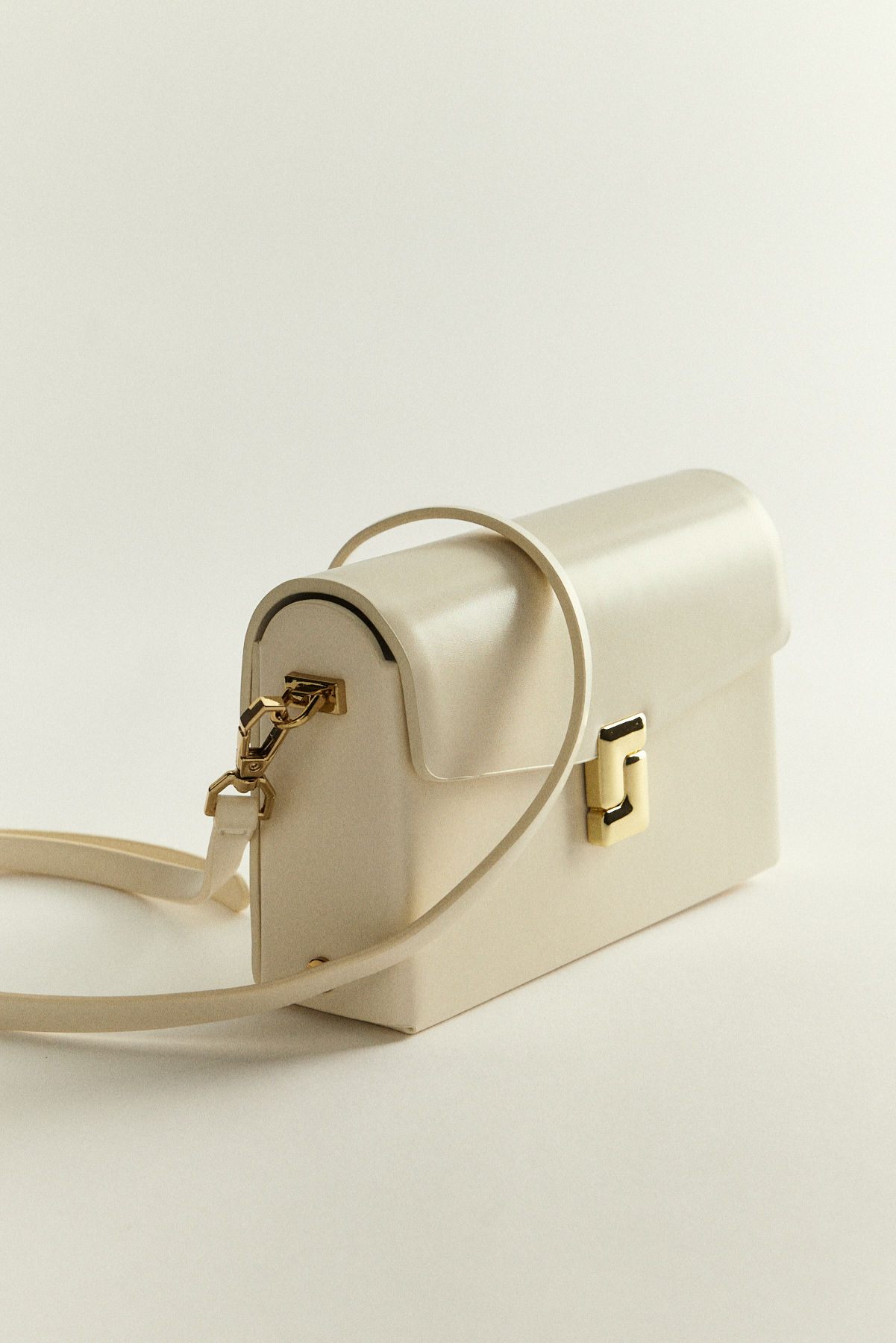 Gold Kilit Detaylı Beyaz Kadın Çanta