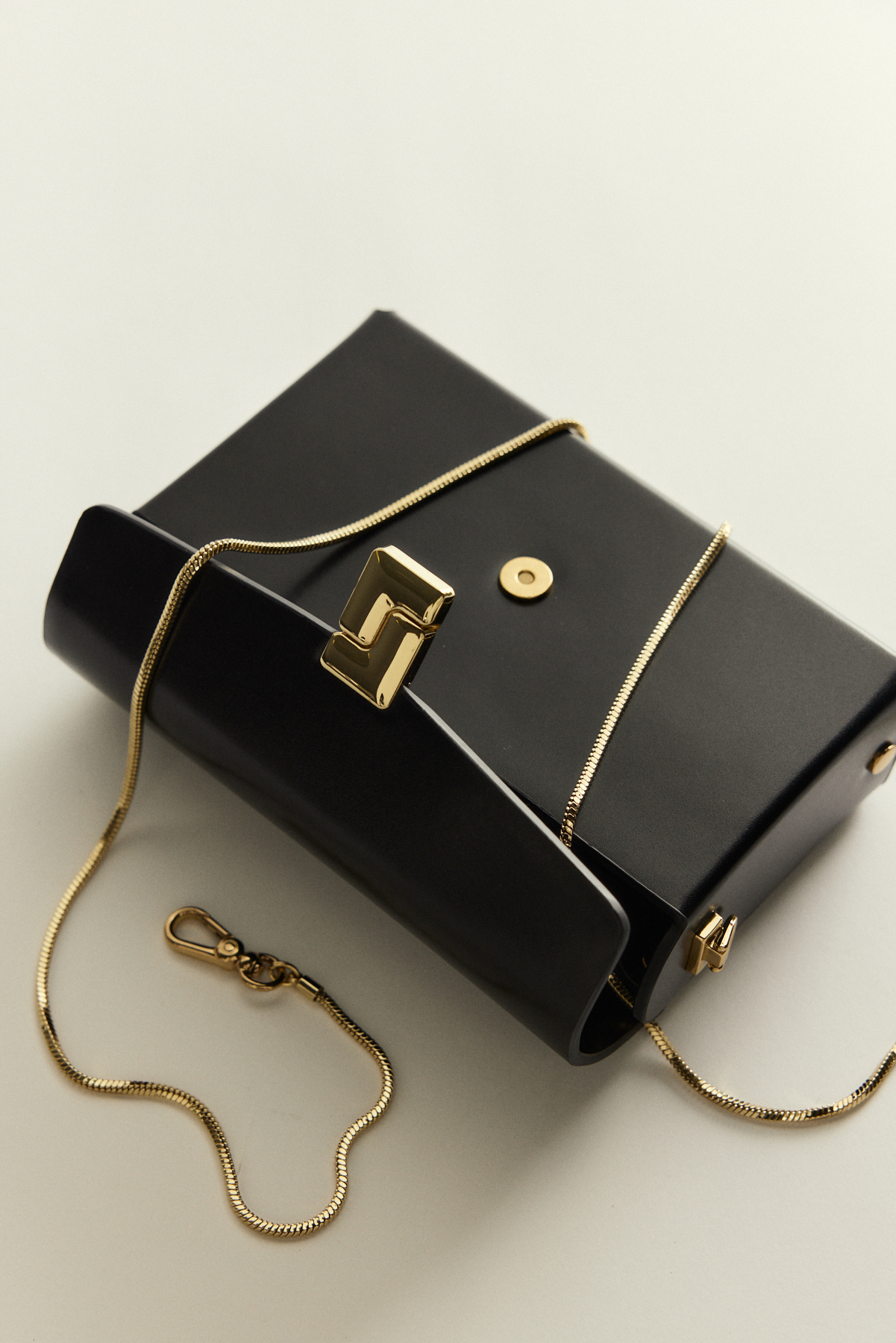 Gold Kilit Detaylı Siyah Kadın Çanta