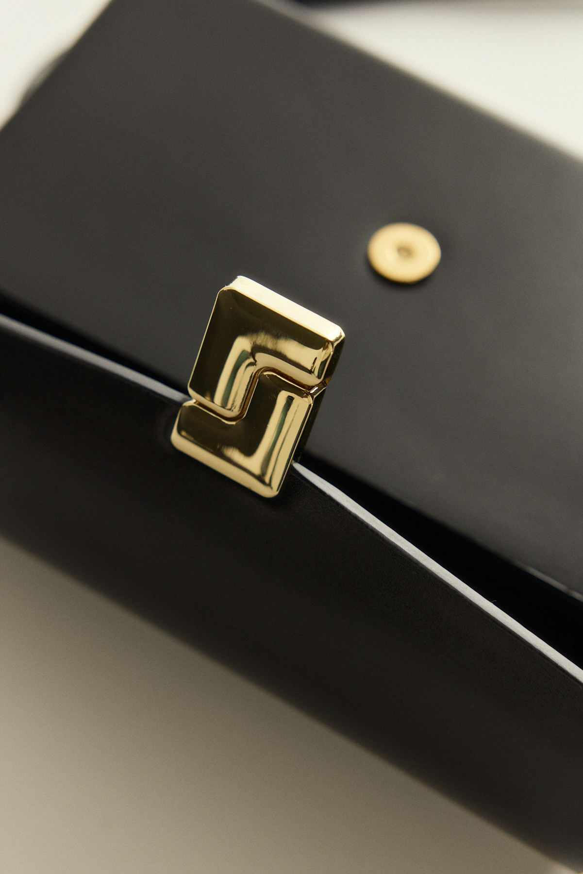 Gold Kilit Detaylı Siyah Kadın Çanta