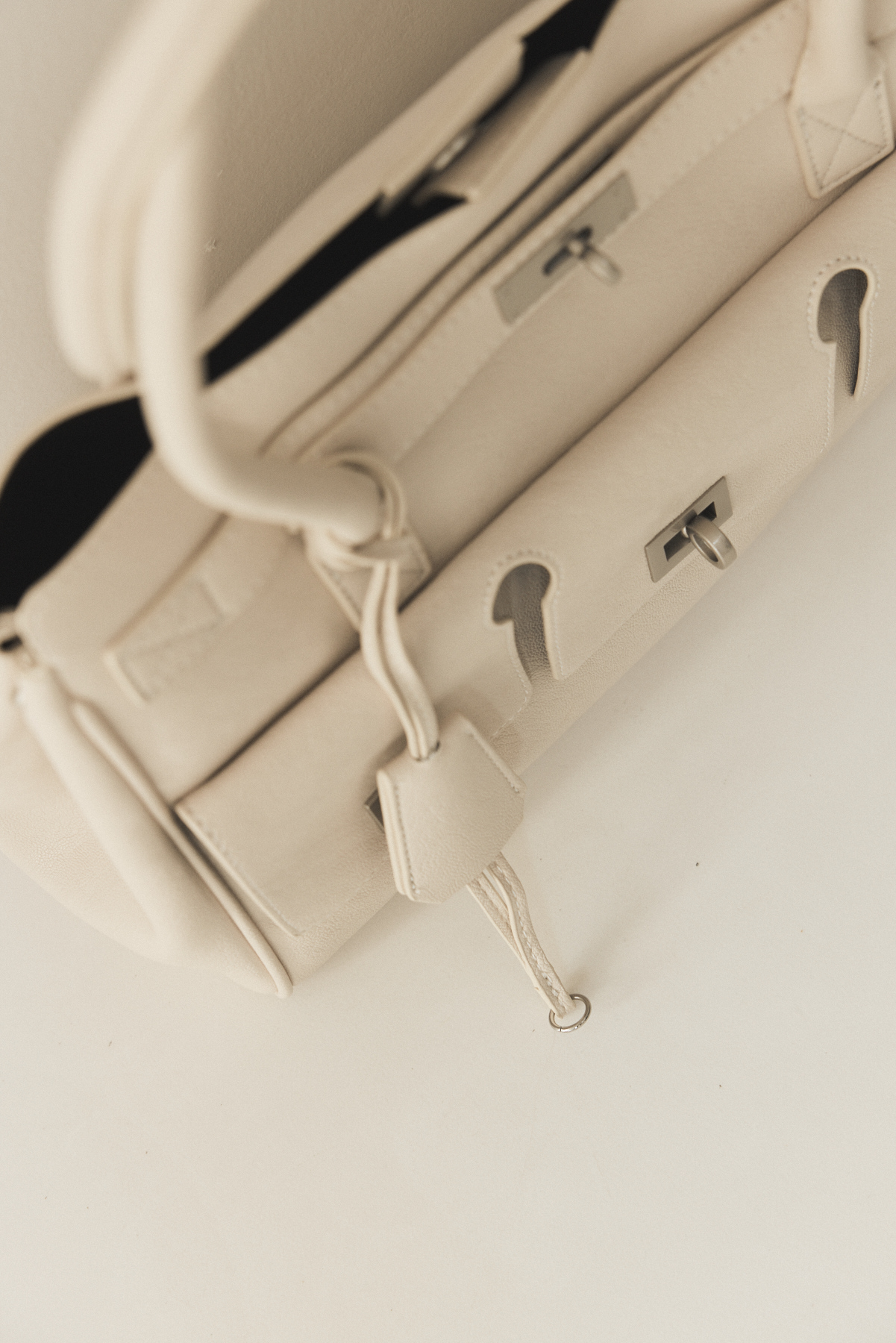 Metal Kilit Detaylı Bej Kadın Çanta