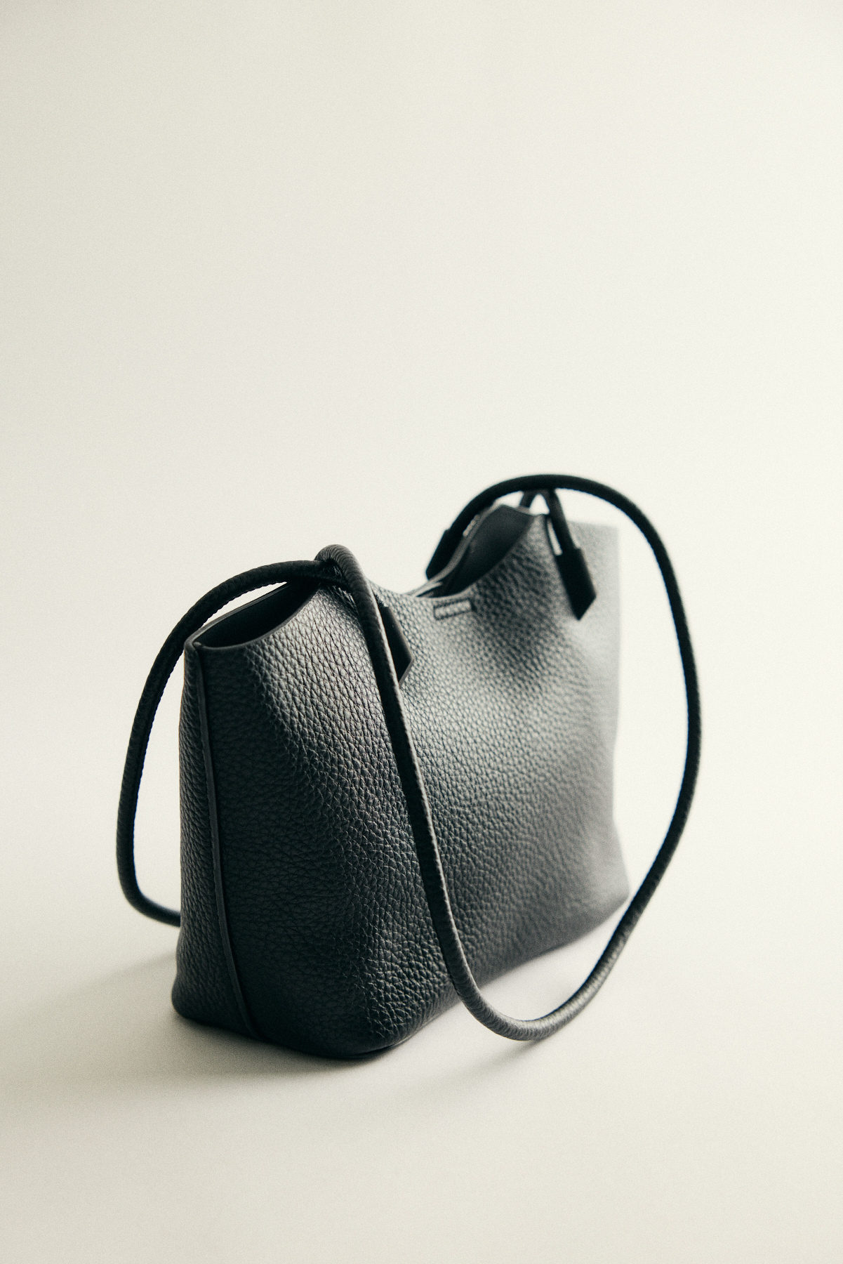 Uzun Askılı Deri Görünümlü Siyah Kadın Çanta