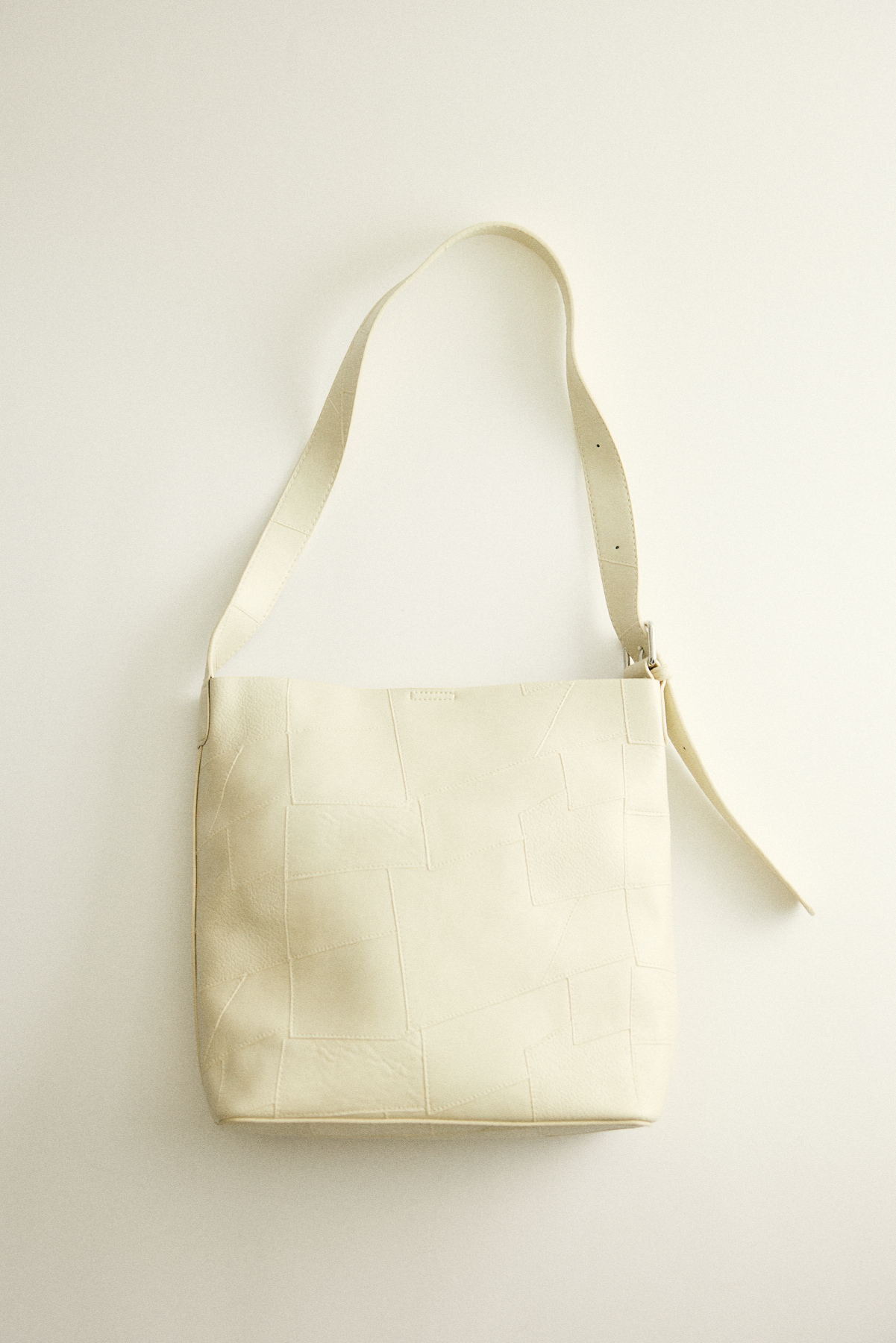 Geometrik Dokulu Deri Görünümlü Kırık Beyaz Kadın Çanta