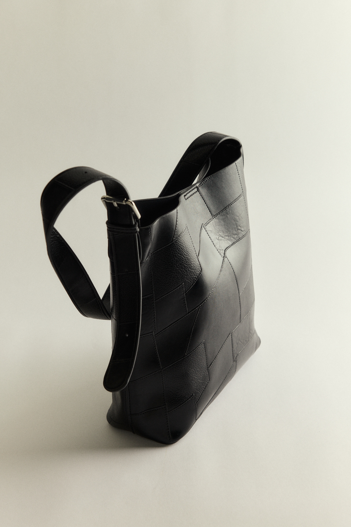 Geometrik Dokulu Deri Görünümlü Siyah Kadın Çanta