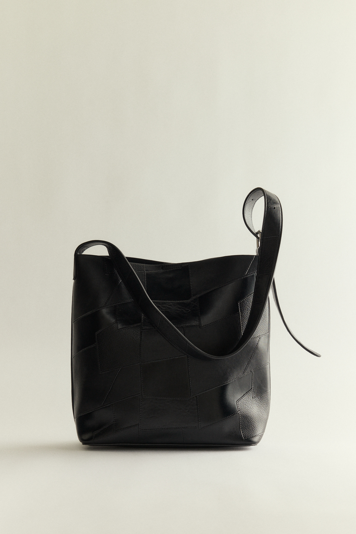 Geometrik Dokulu Deri Görünümlü Siyah Kadın Çanta