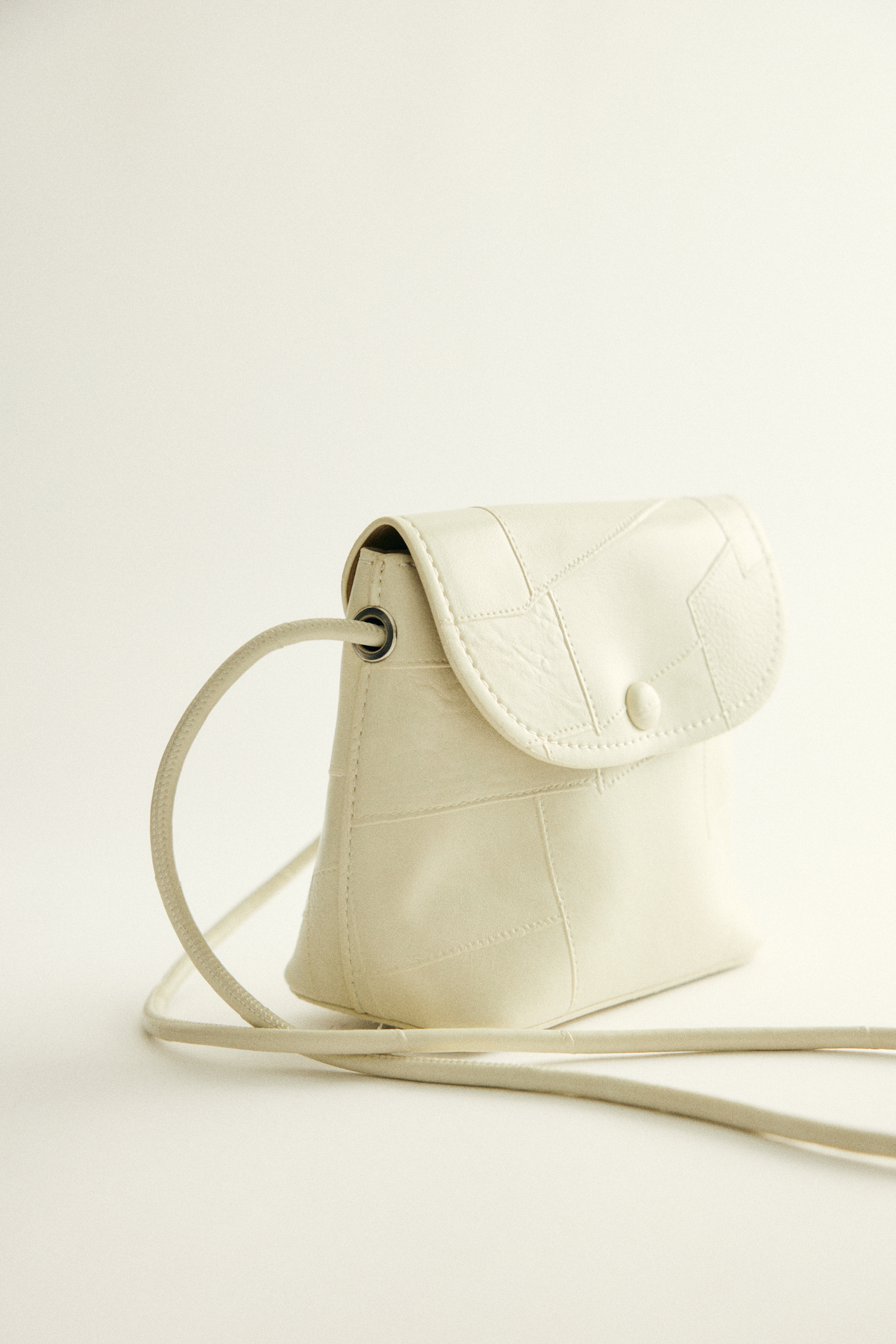 Geometrik Dokulu Deri Görünümlü Küçük Kırık Beyaz Kadın Çanta