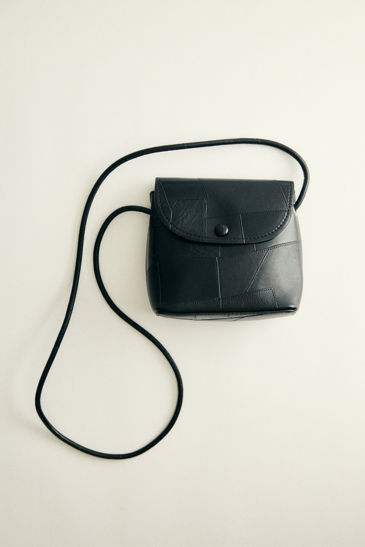 Geometrik Dokulu Deri Görünümlü Küçük Siyah Kadın Çanta