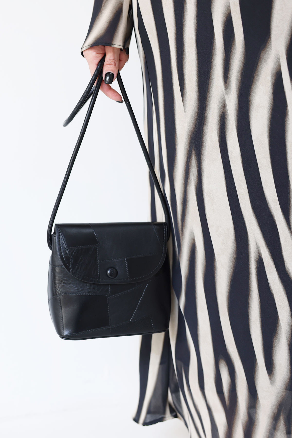 Geometrik Dokulu Deri Görünümlü Küçük Siyah Kadın Çanta